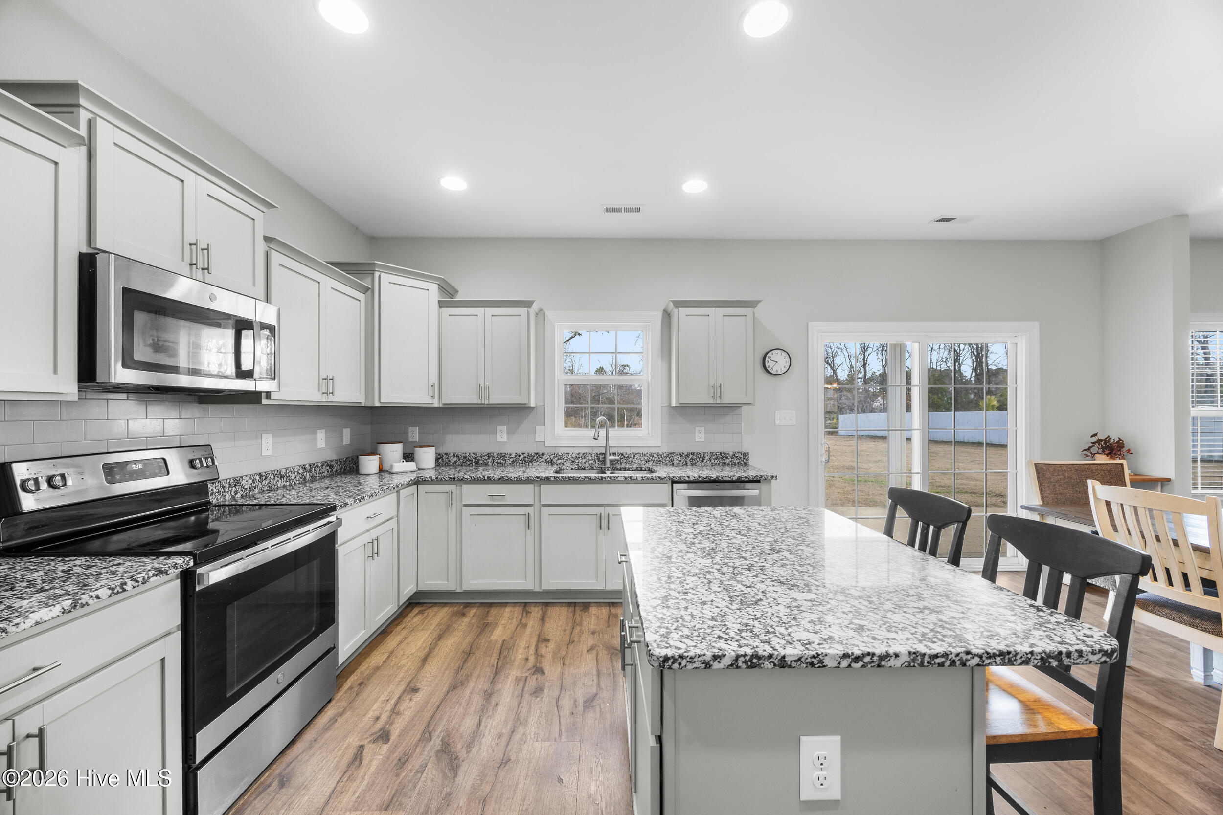 100559002 | Photo 24