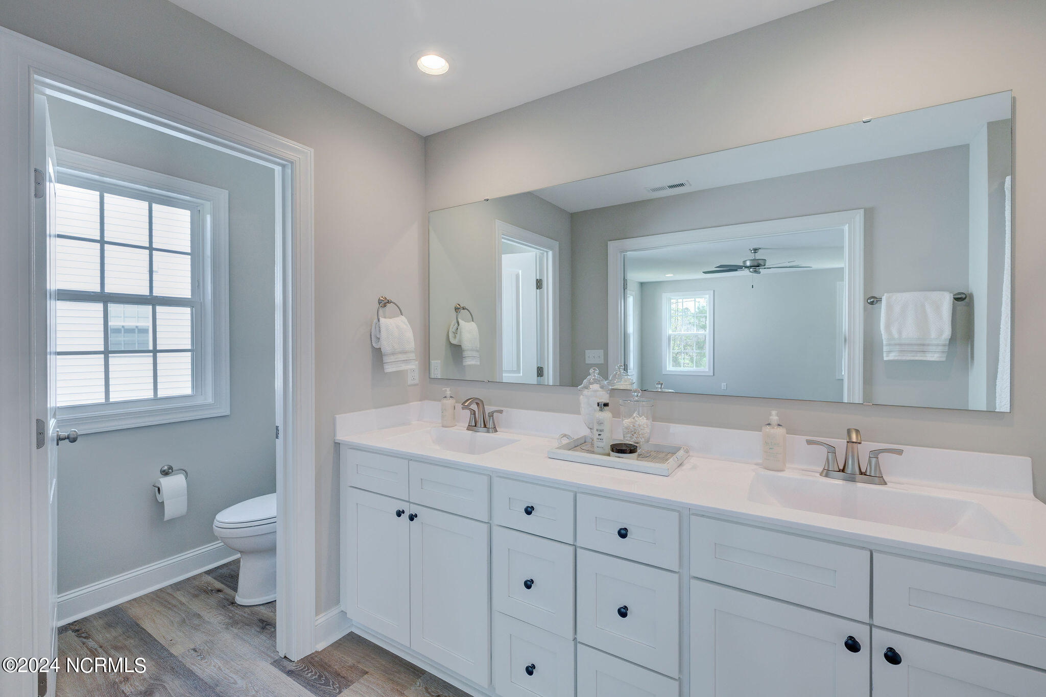 100548274 | Photo 23