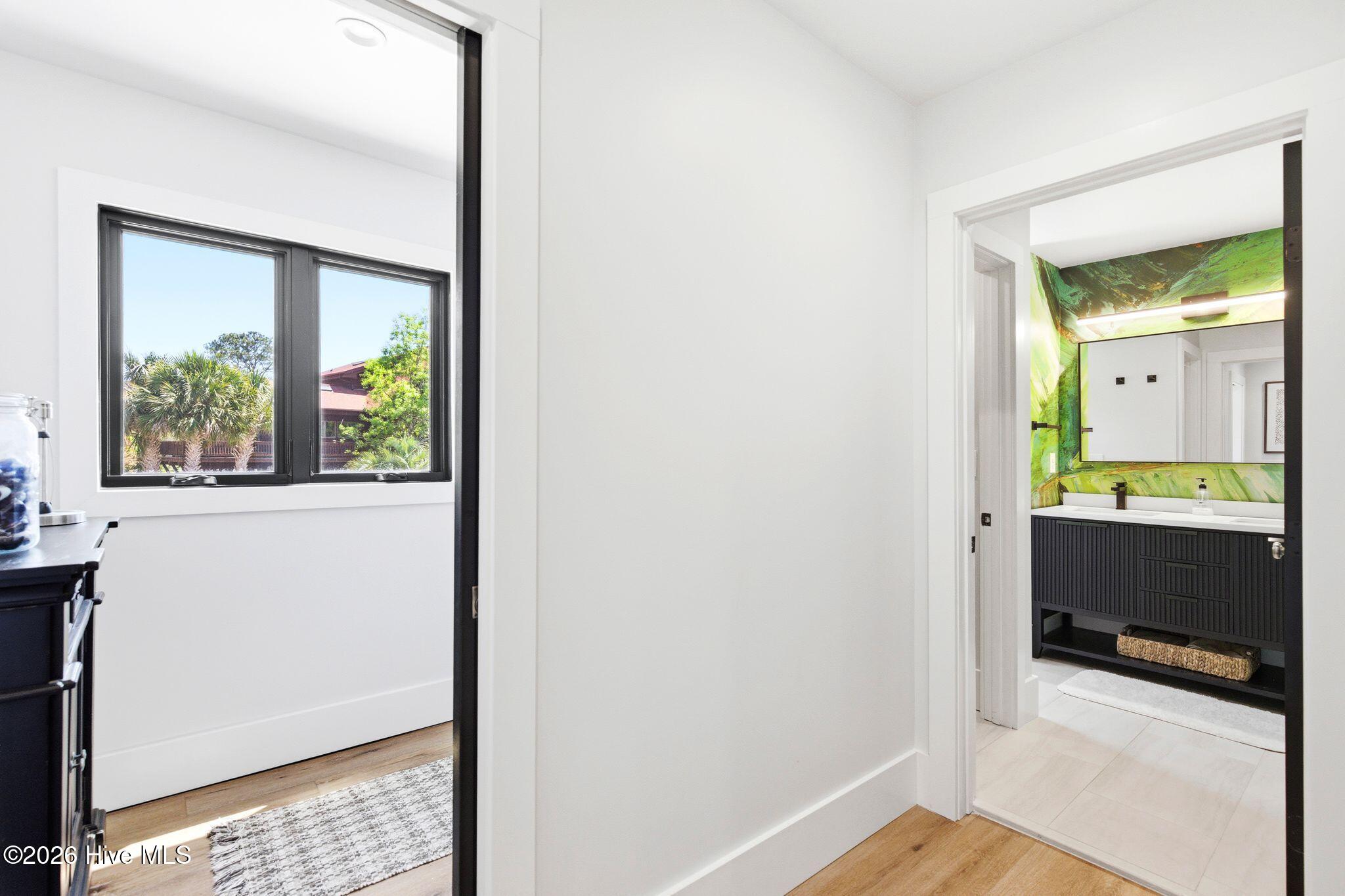 100568012 | Photo 37