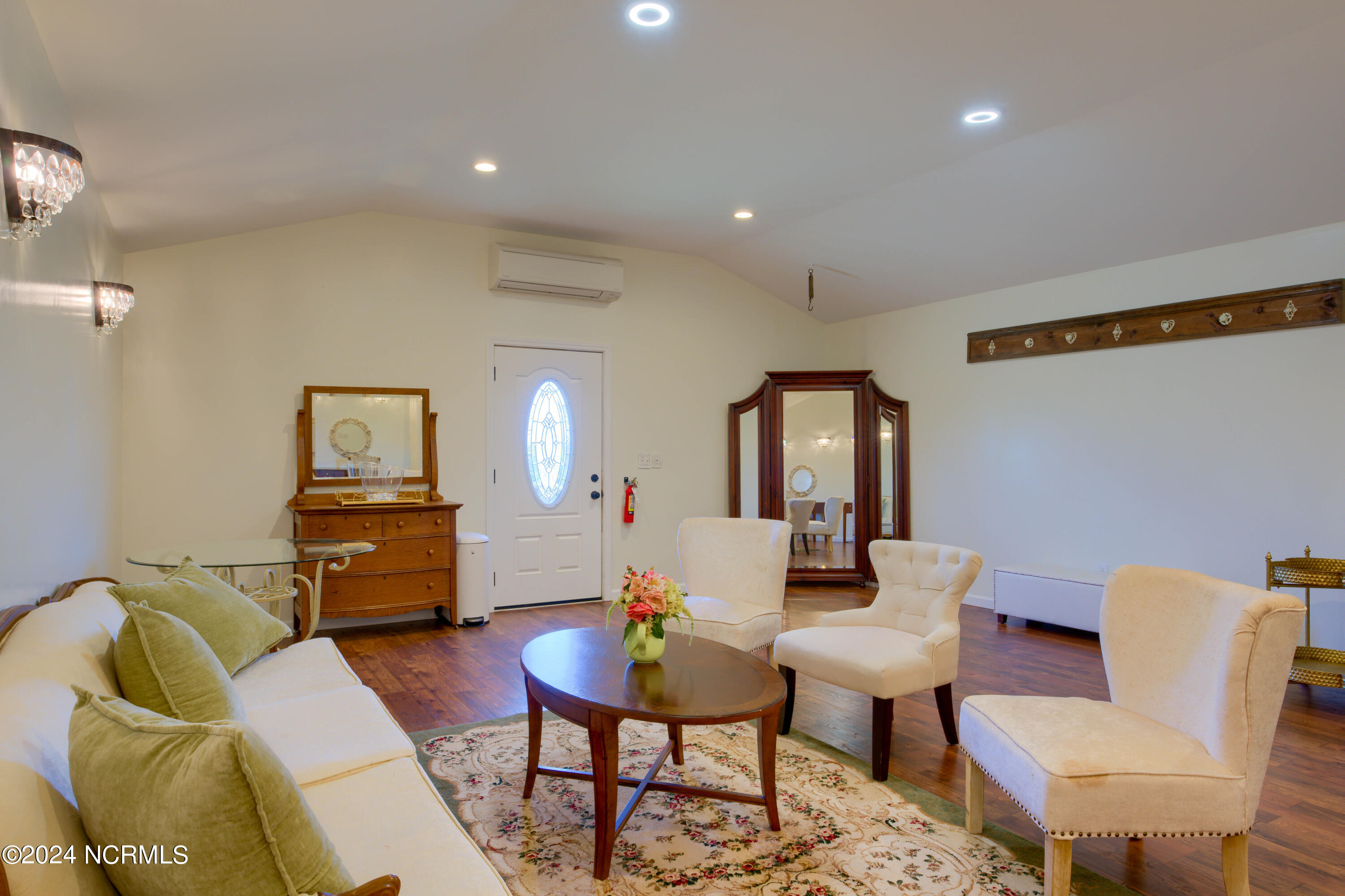 100545633 | Photo 73