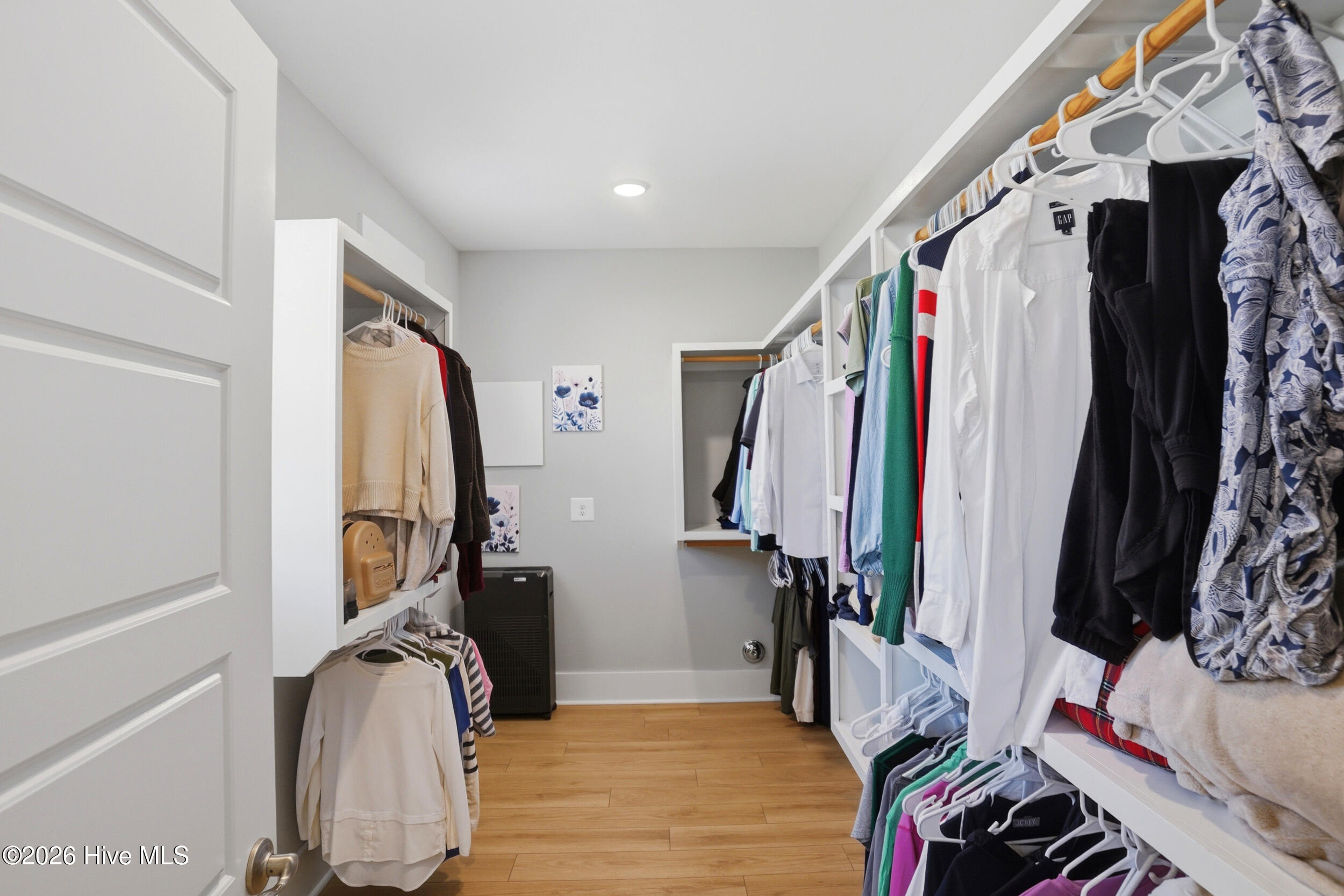 100565471 | Photo 27