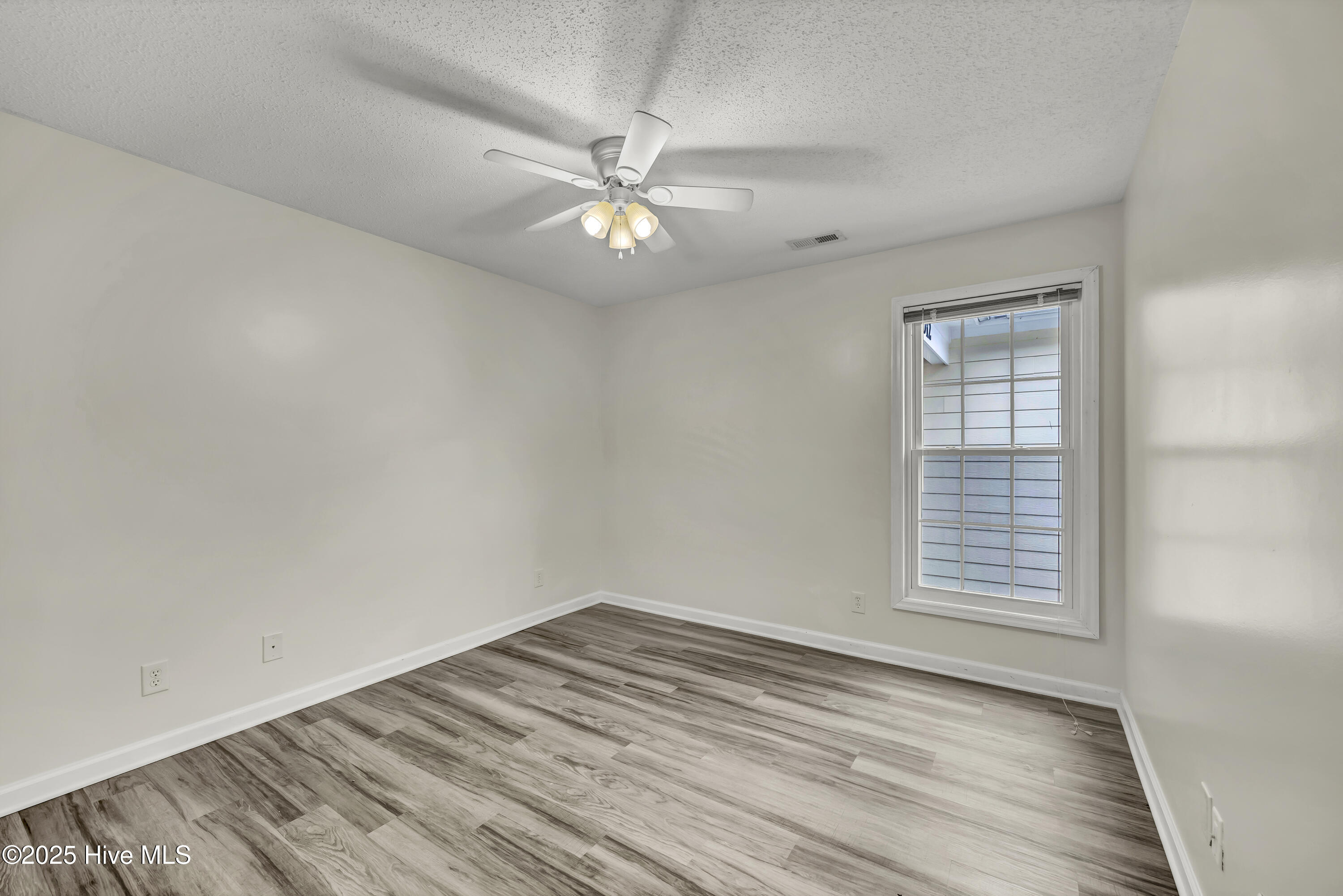 100533943 | Photo 24