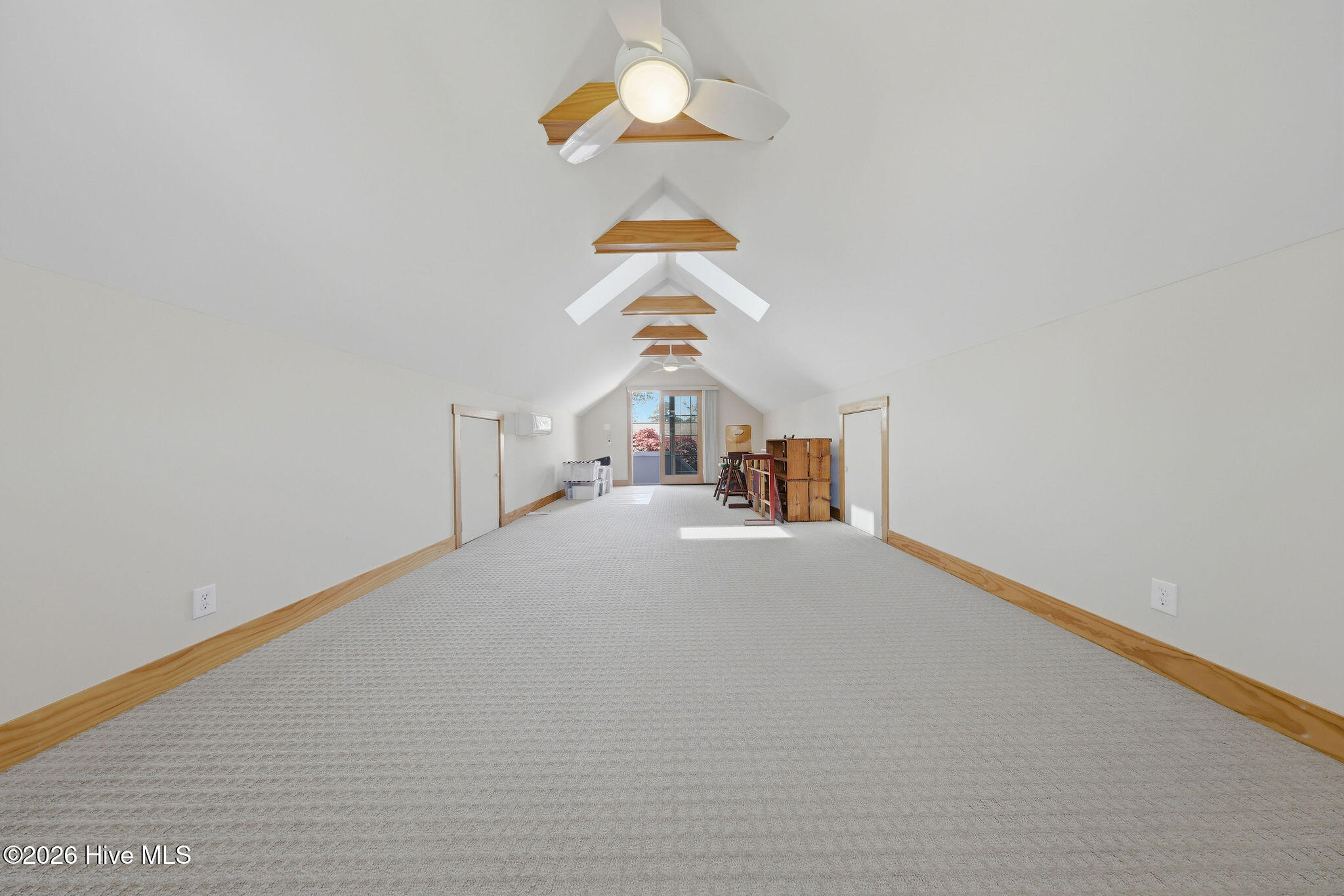 100569152 | Photo 53