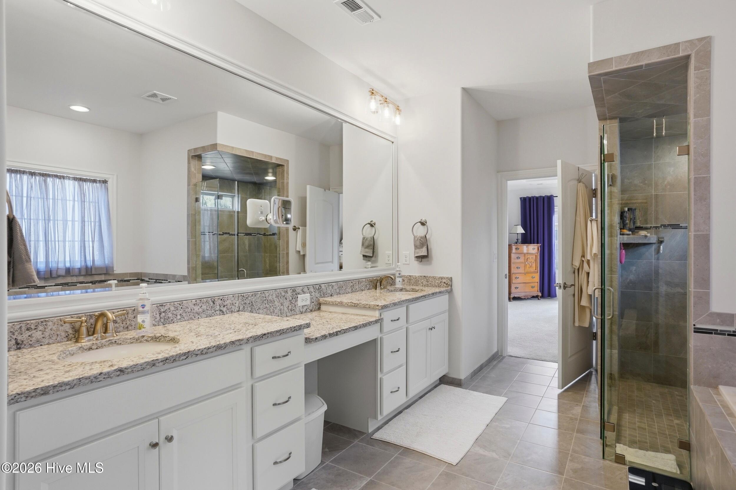 100560979 | Photo 22