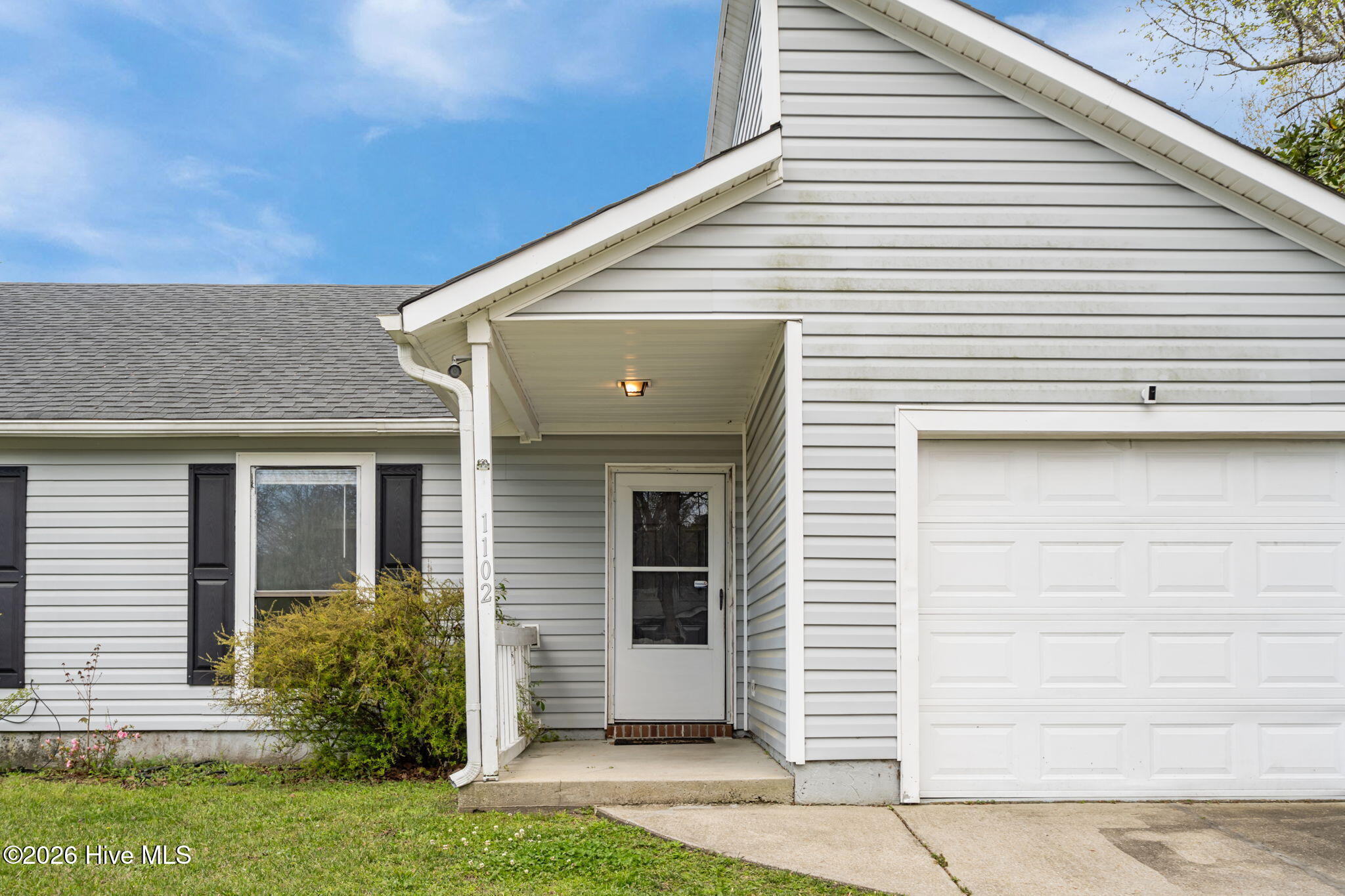 100563828 | Photo 22