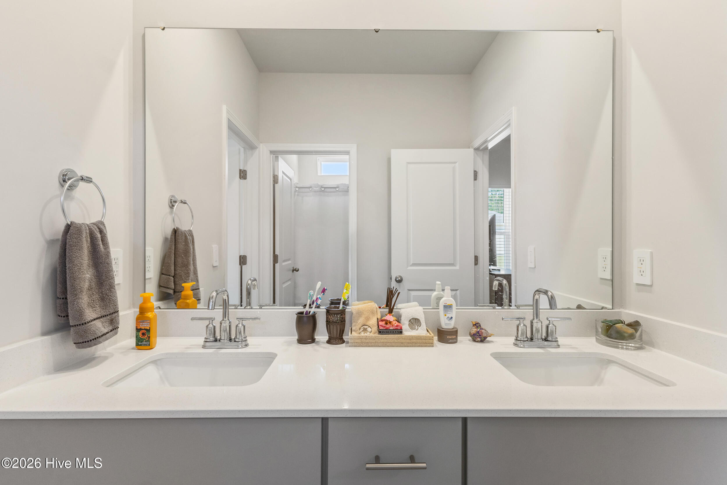 100568412 | Photo 38