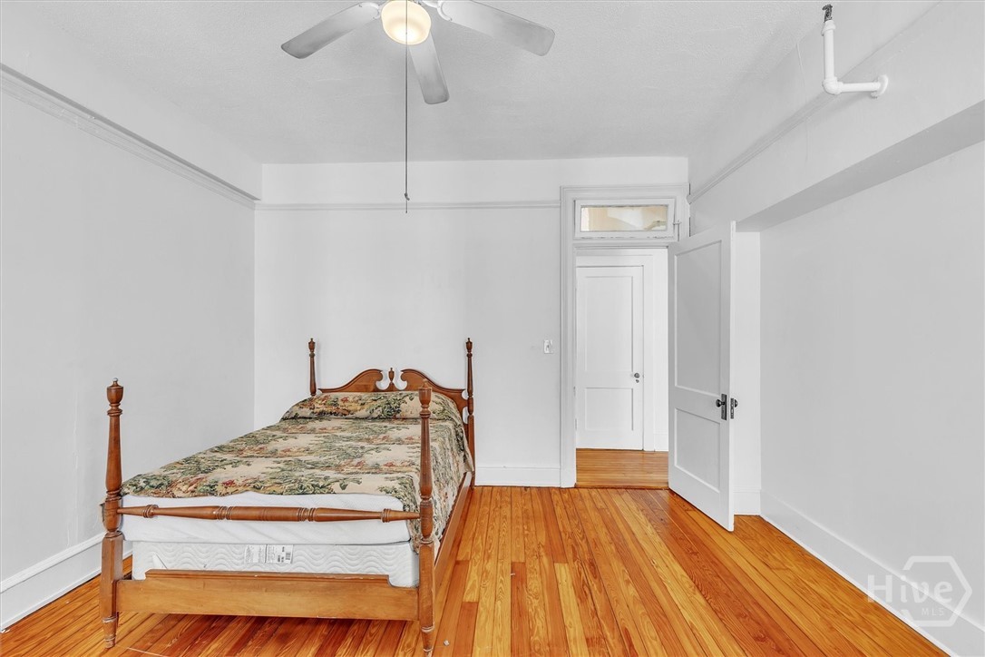 middle bedroom/den/office