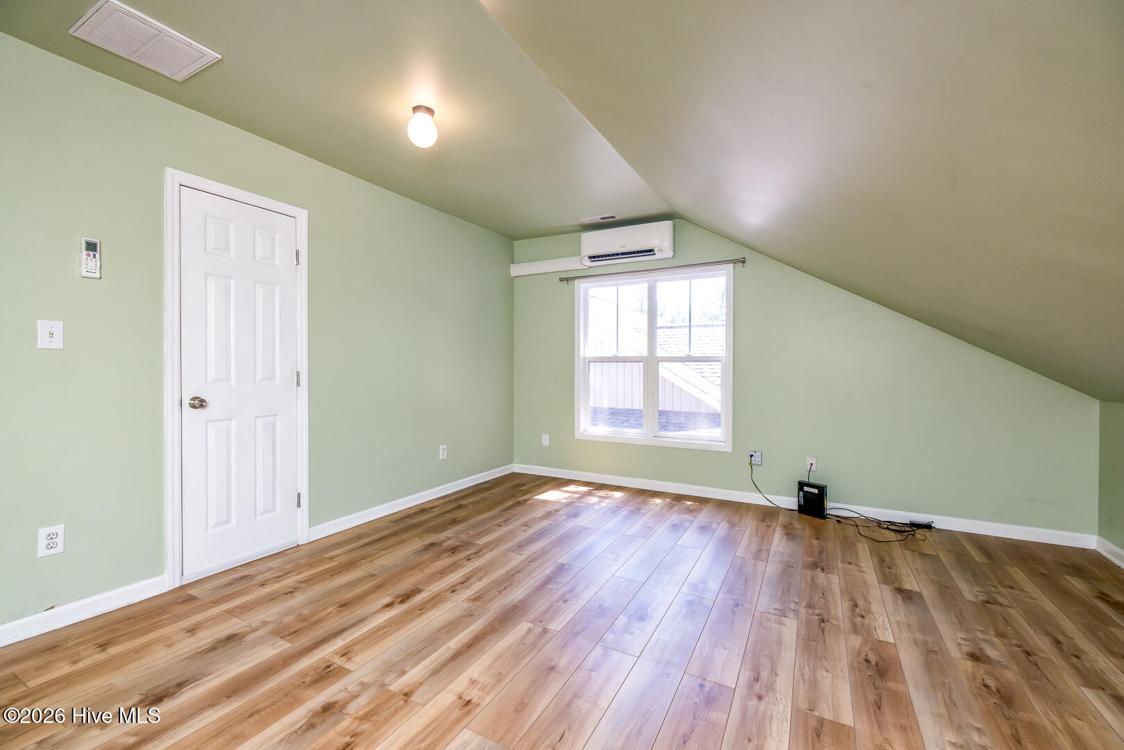 100587565 | Photo 25