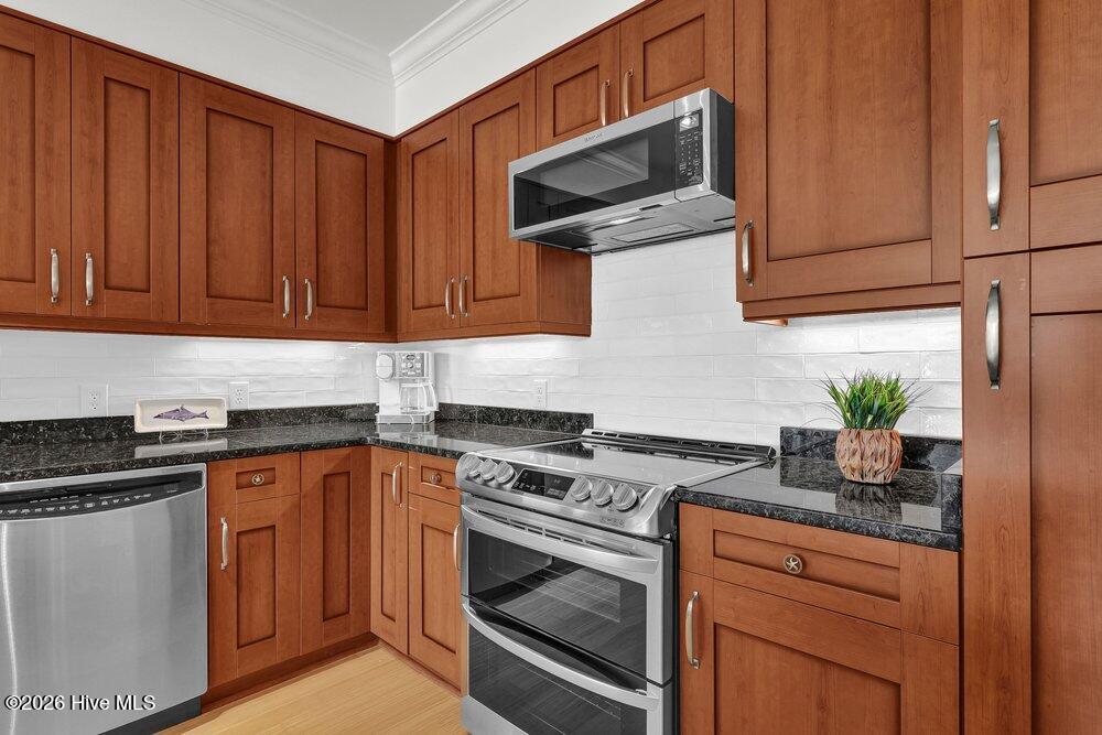 100570367 | Photo 11