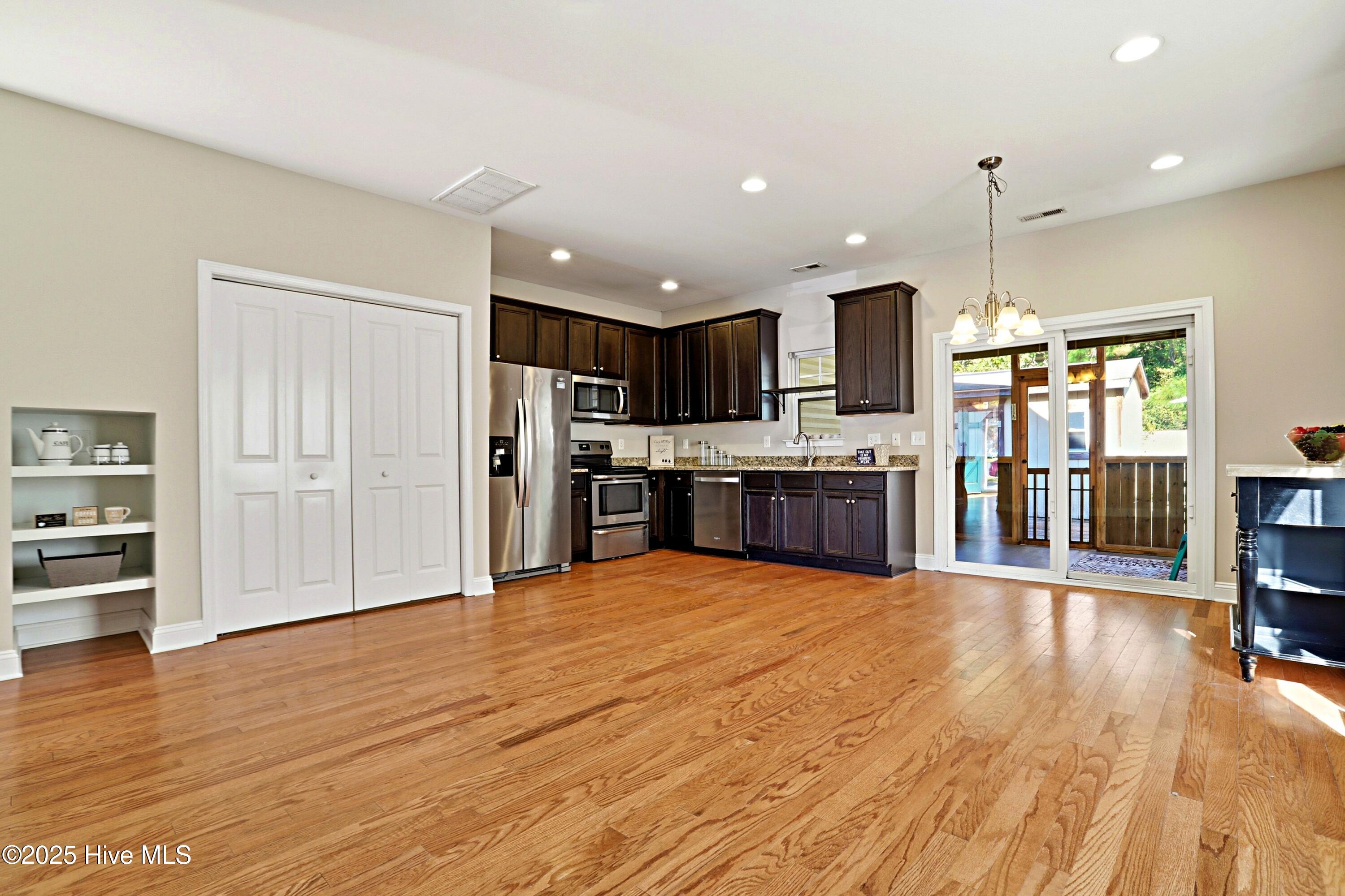 100539974 | Photo 11