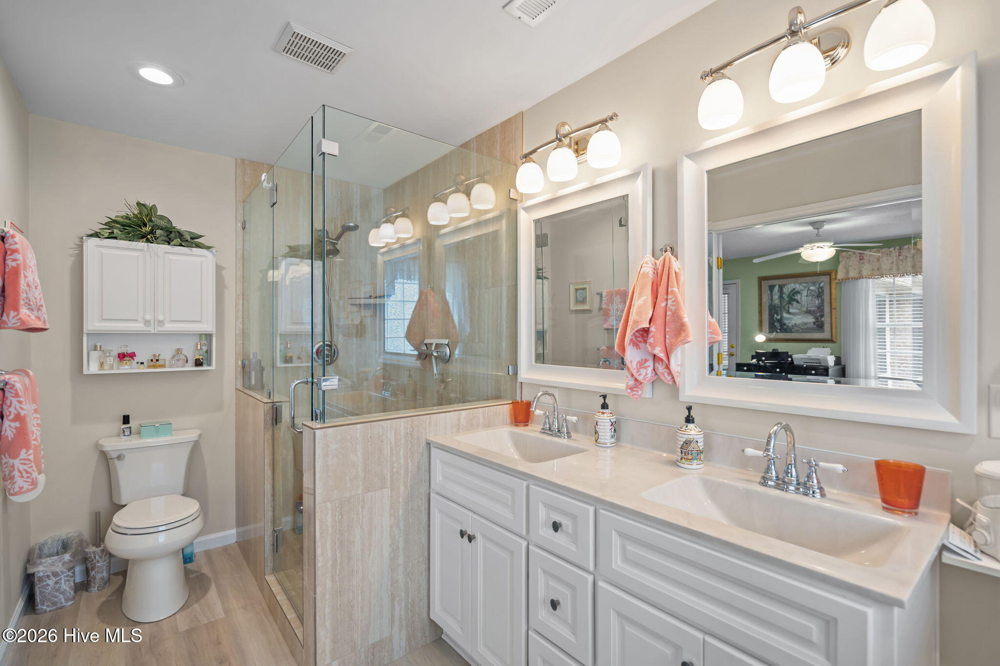 100557863 | Photo 30