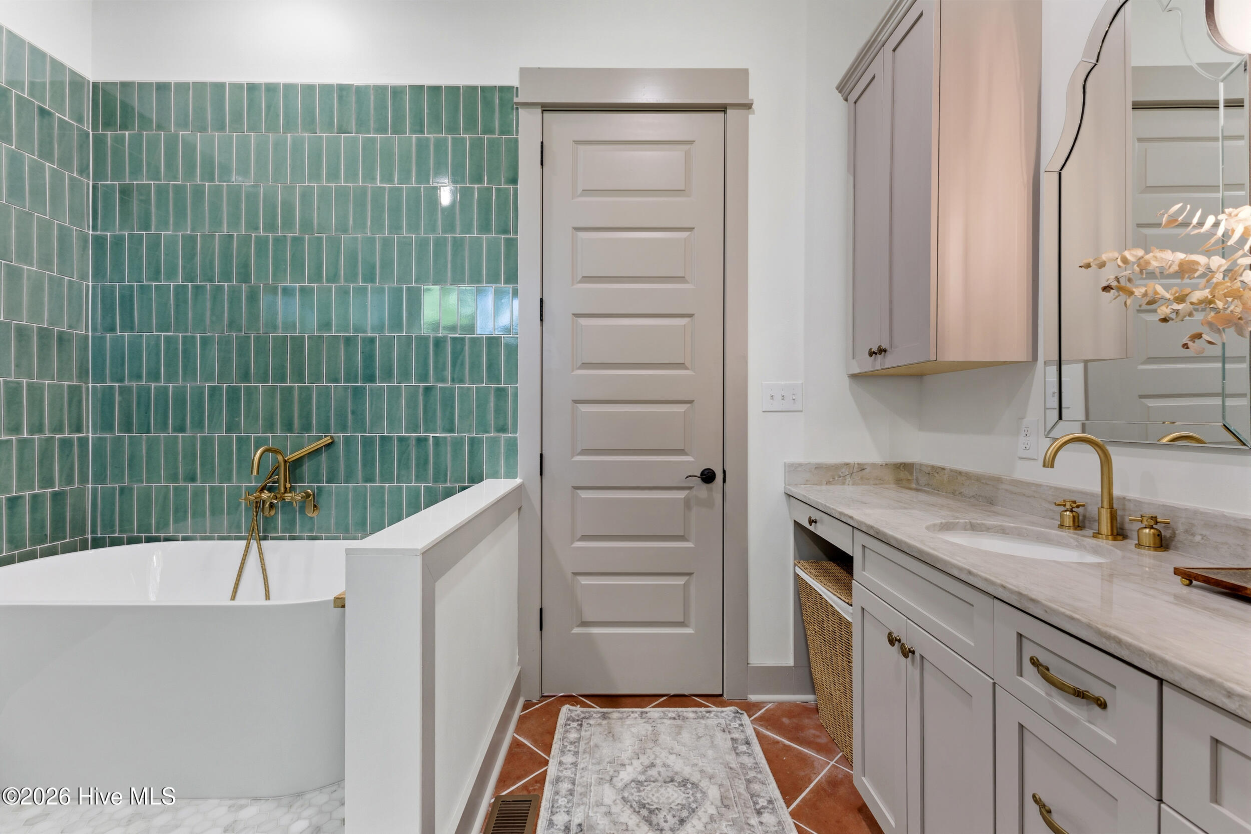 100570688 | Photo 30