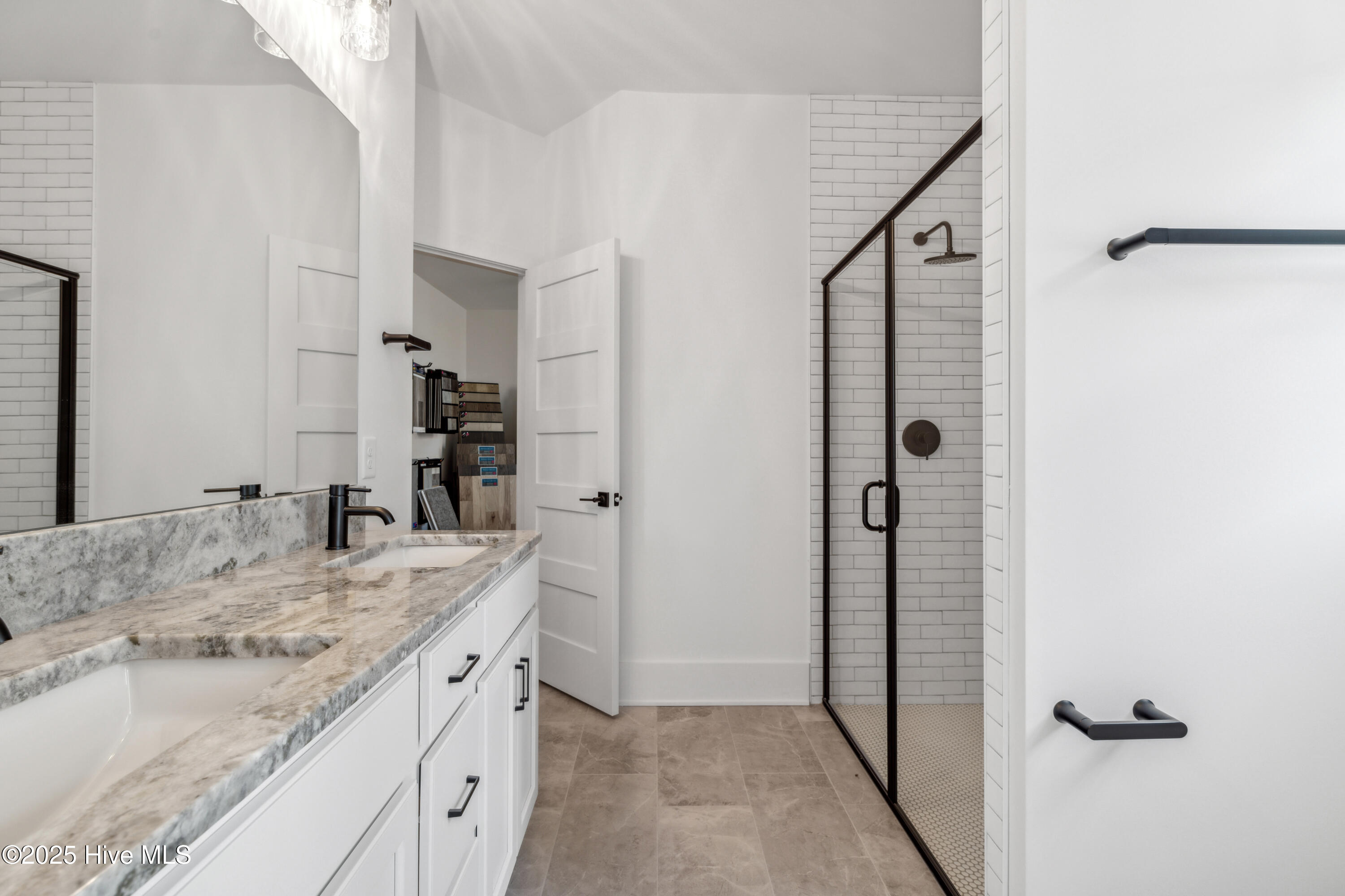 100523457 | Photo 49