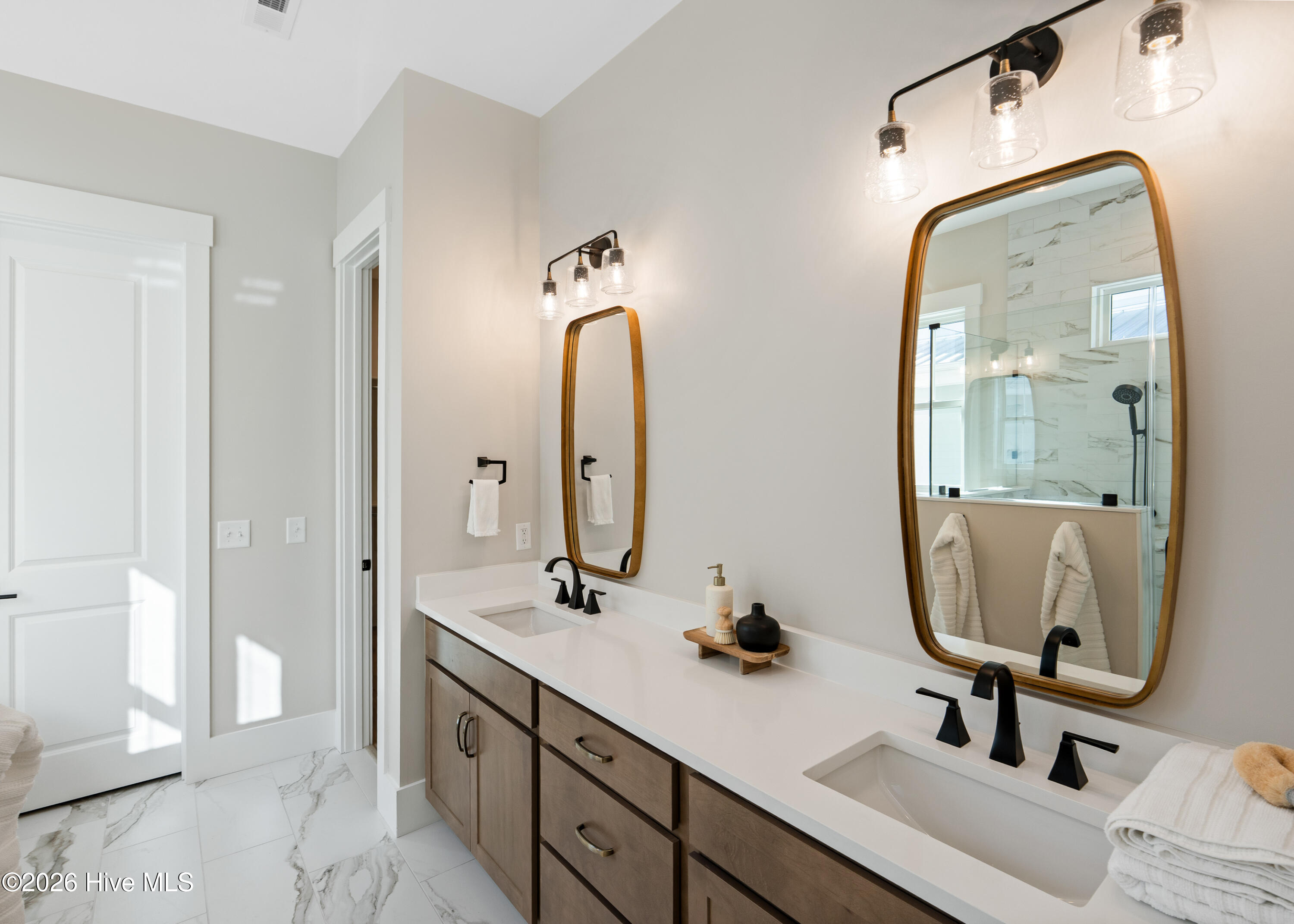 100558184 | Photo 13