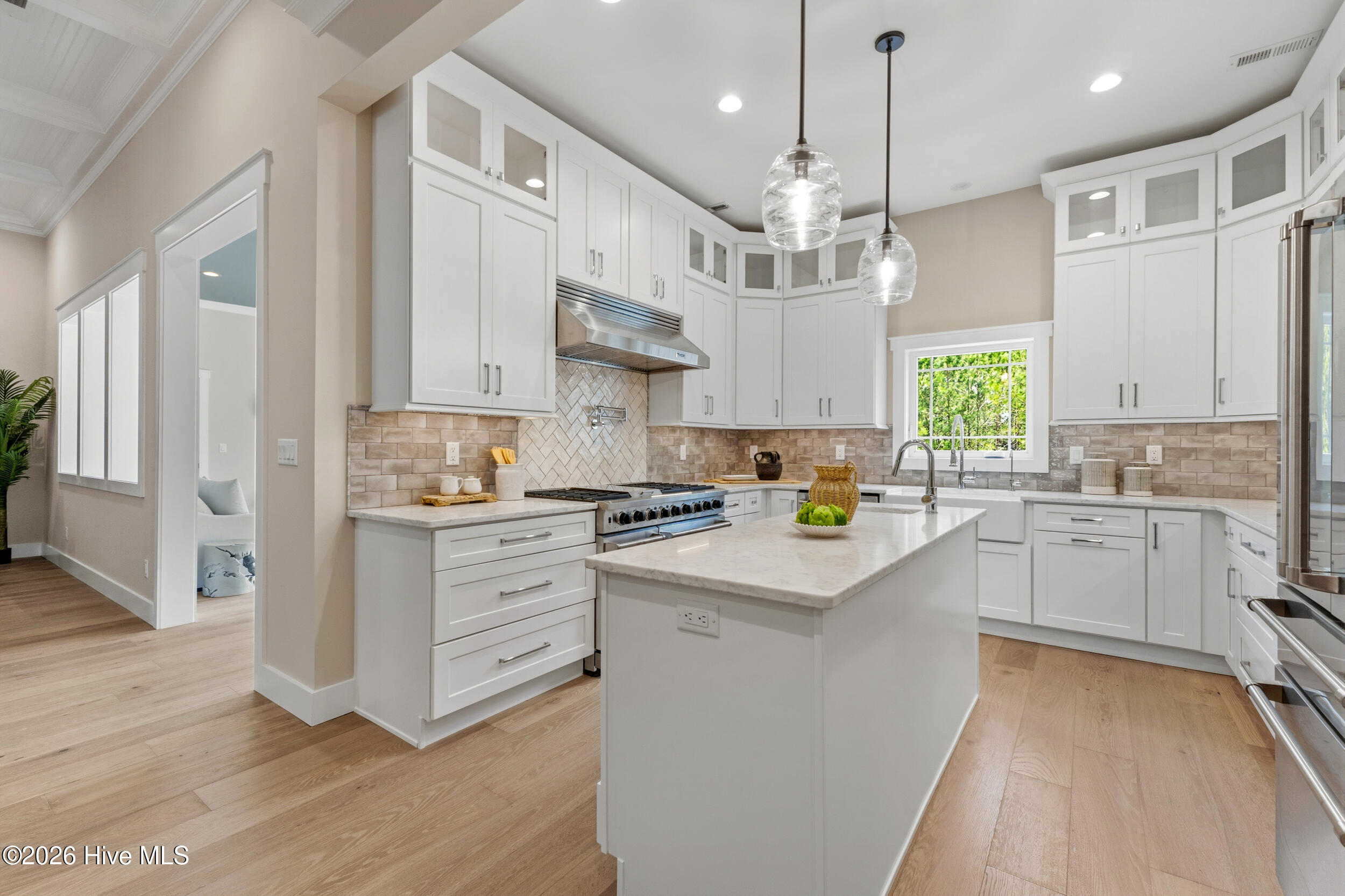 100566568 | Photo 19