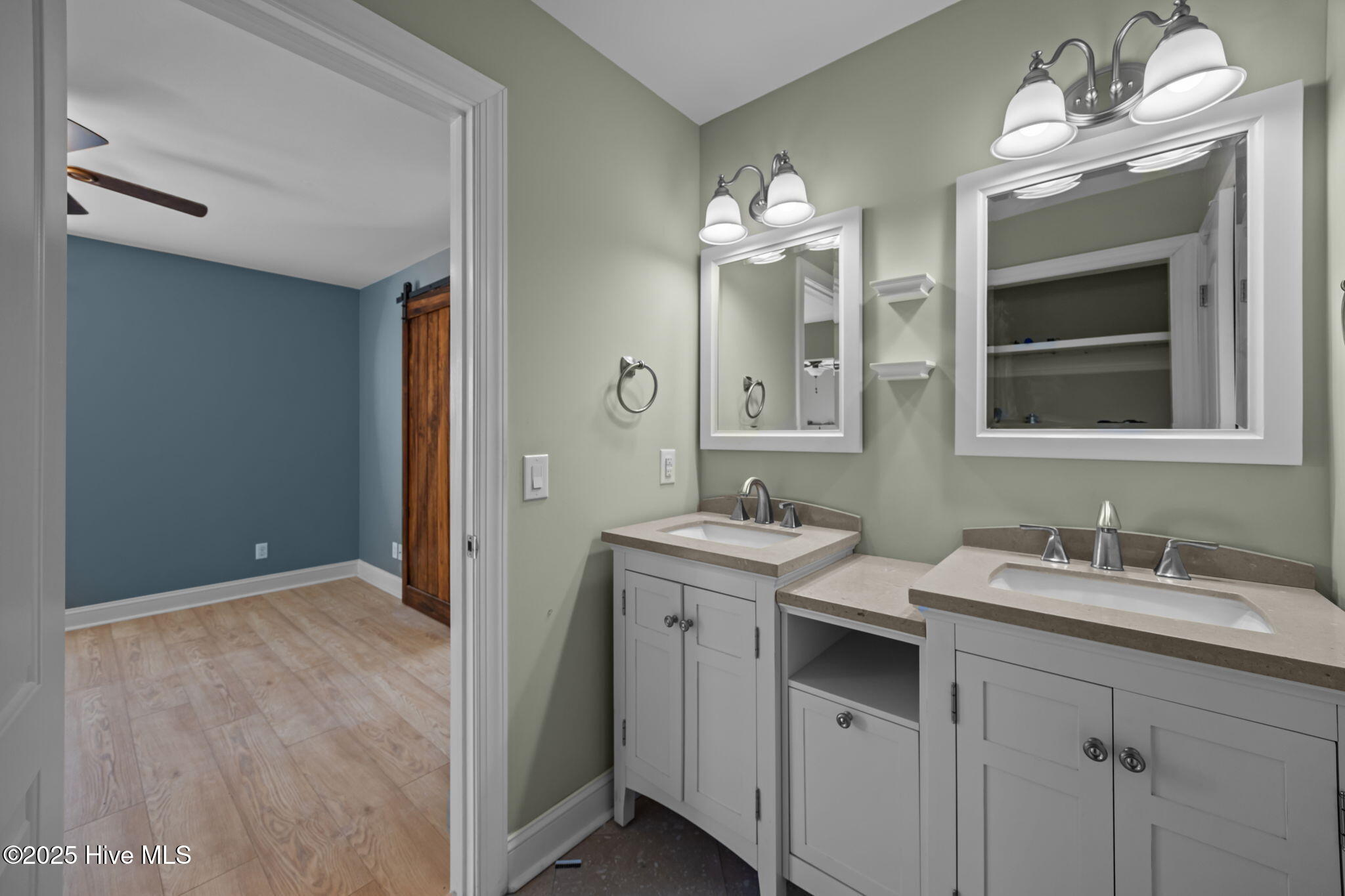 100546407 | Photo 25