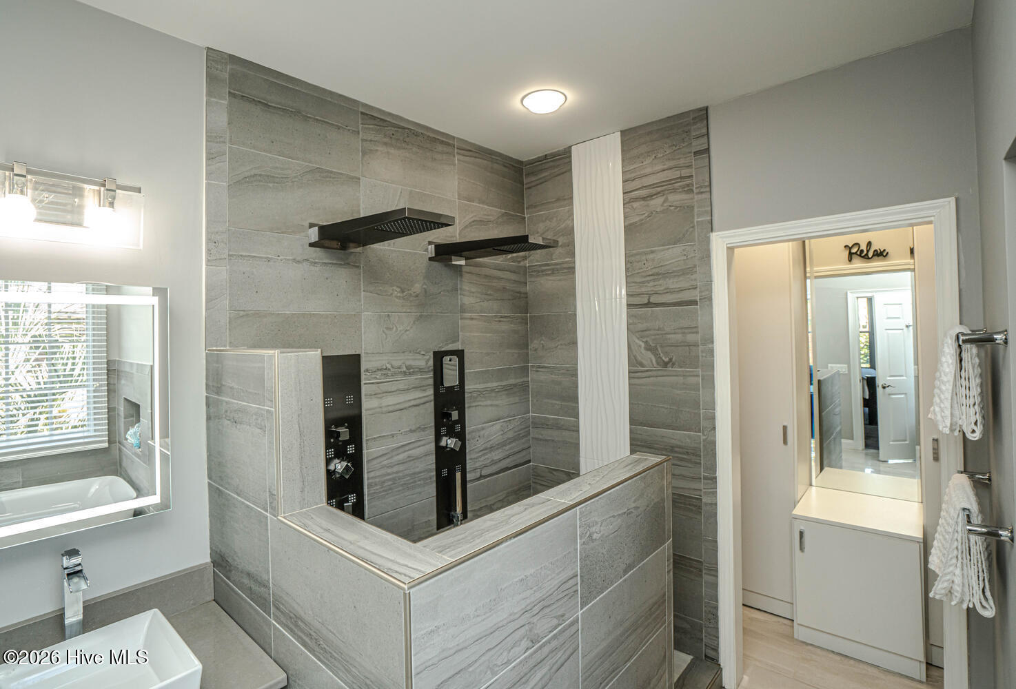 100561911 | Photo 34