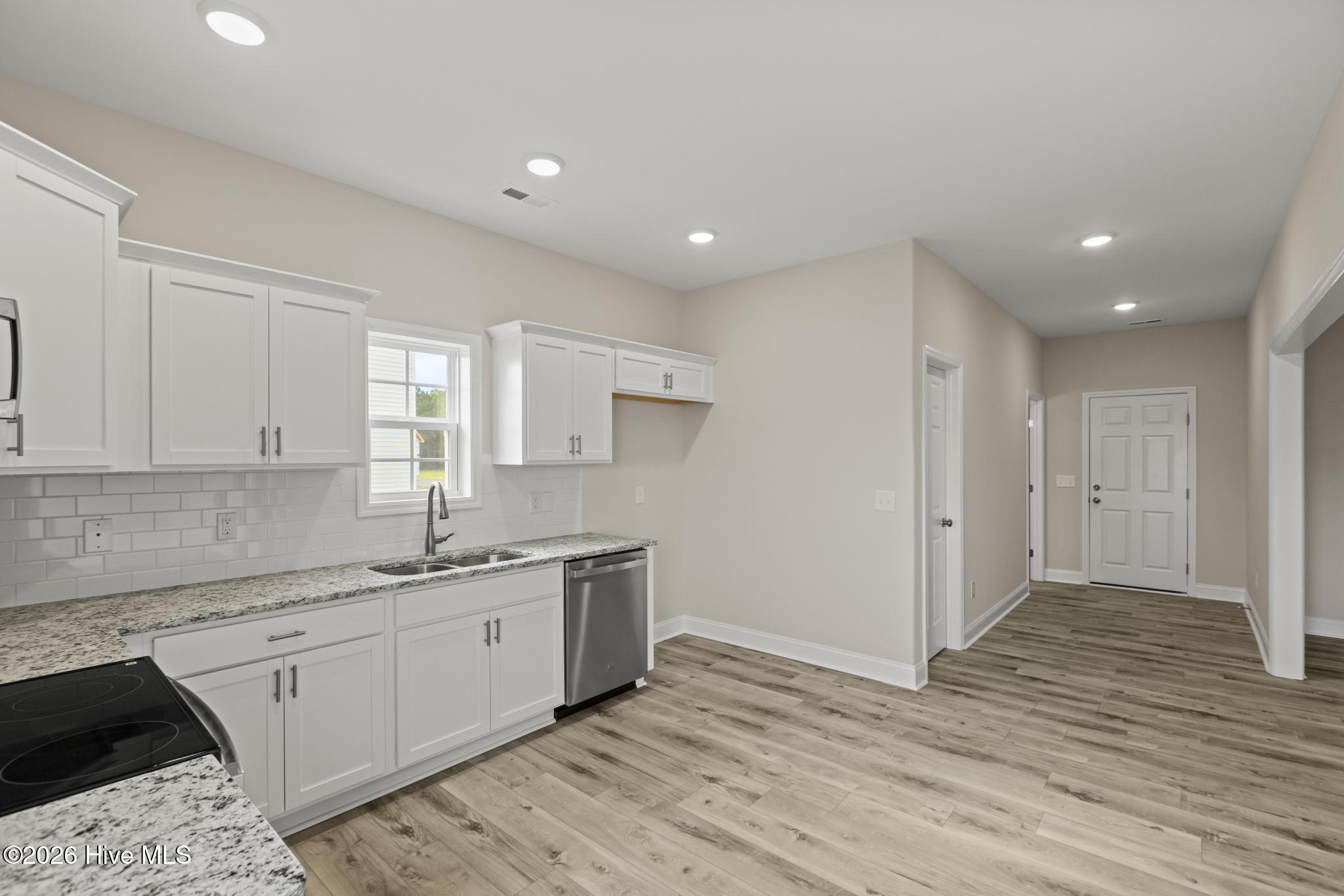 100519461 | Photo 10