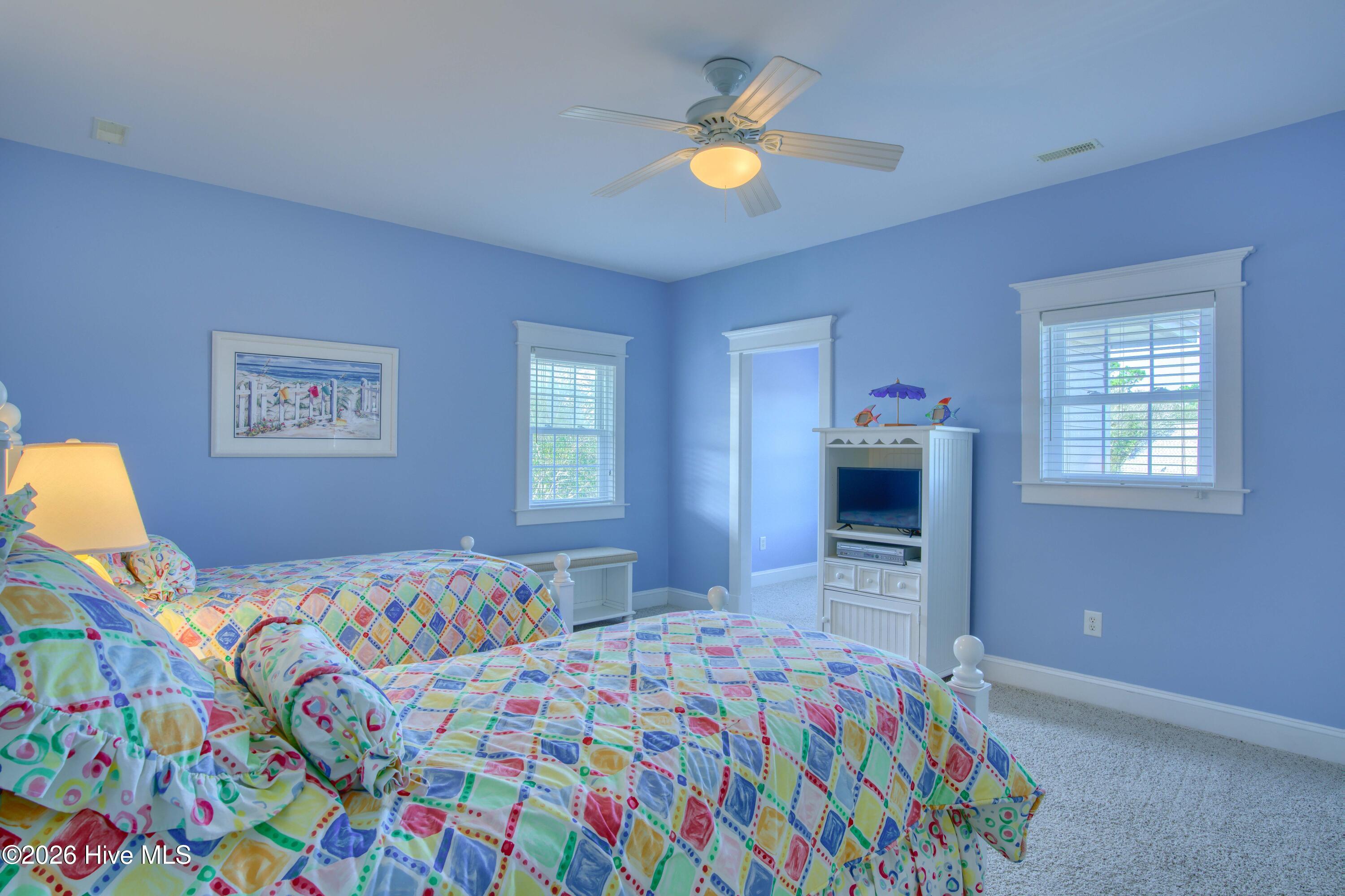 100549111 | Photo 53