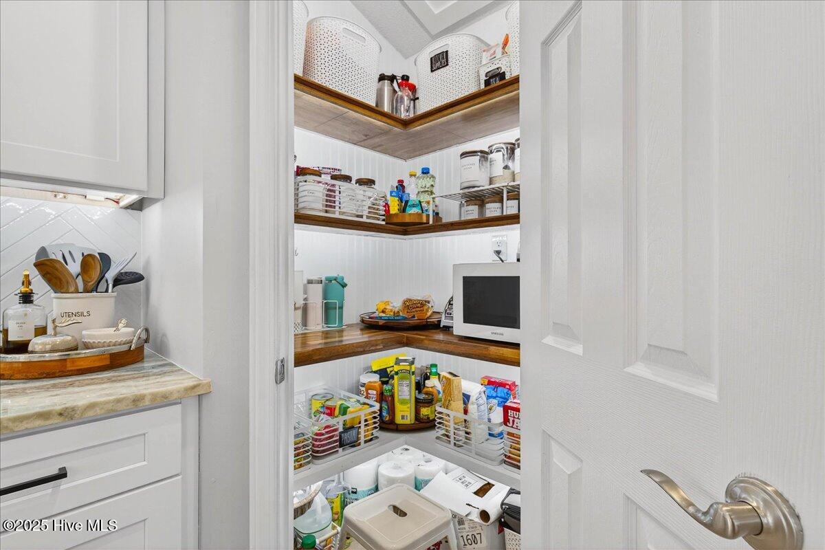 100543008 | Photo 18