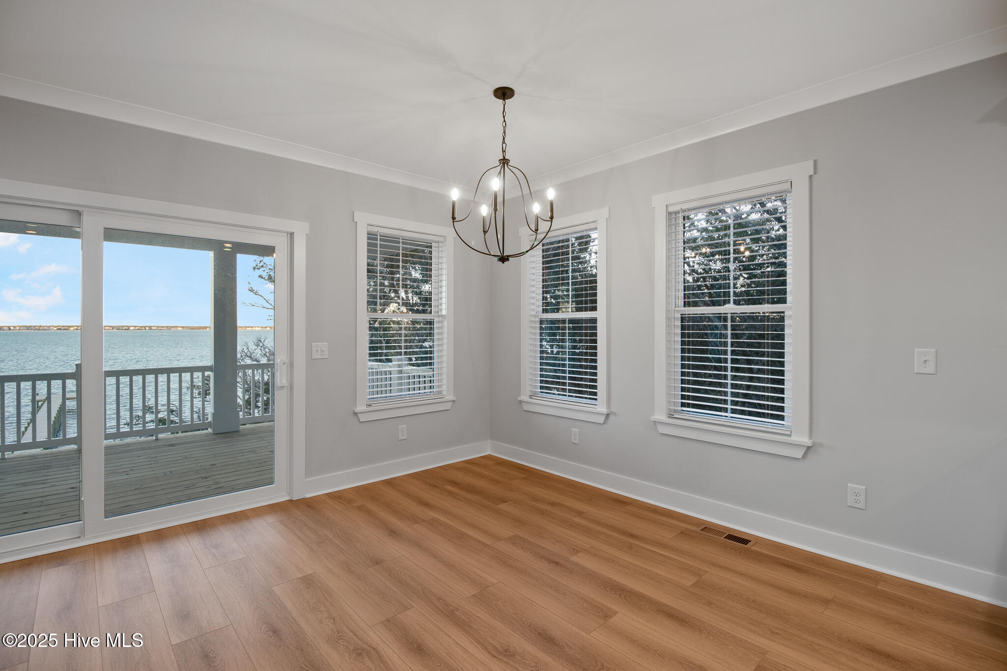 100545978 | Photo 16