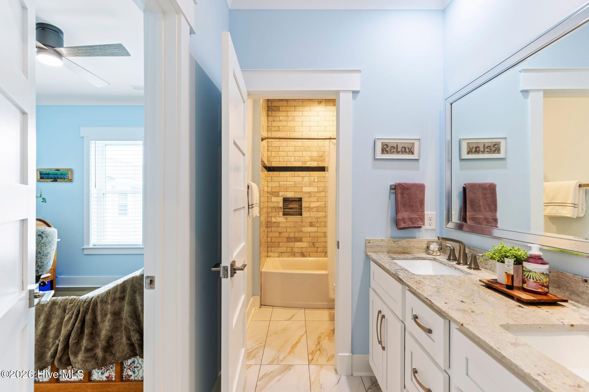 100570540 | Photo 22