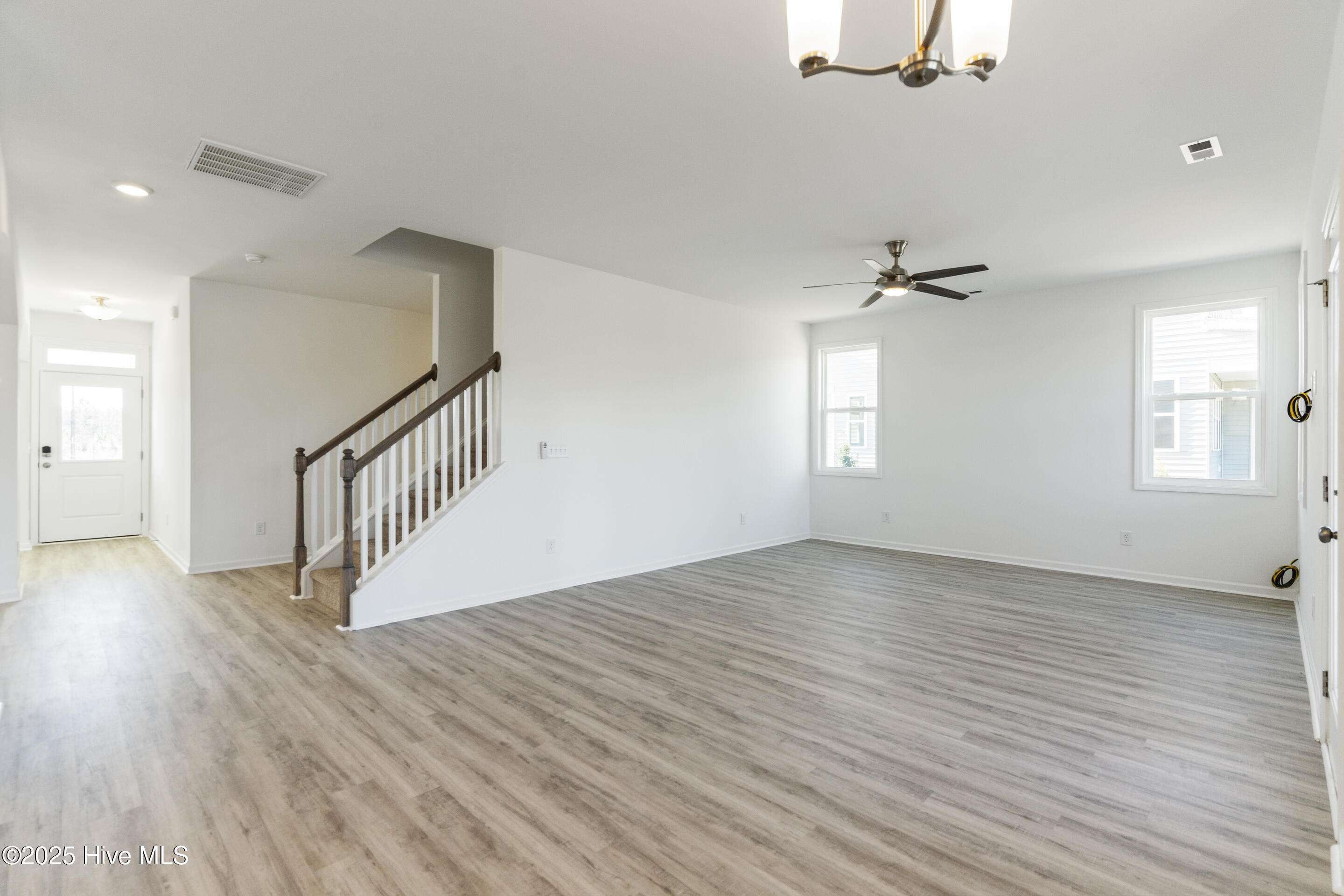 100550382 | Photo 12