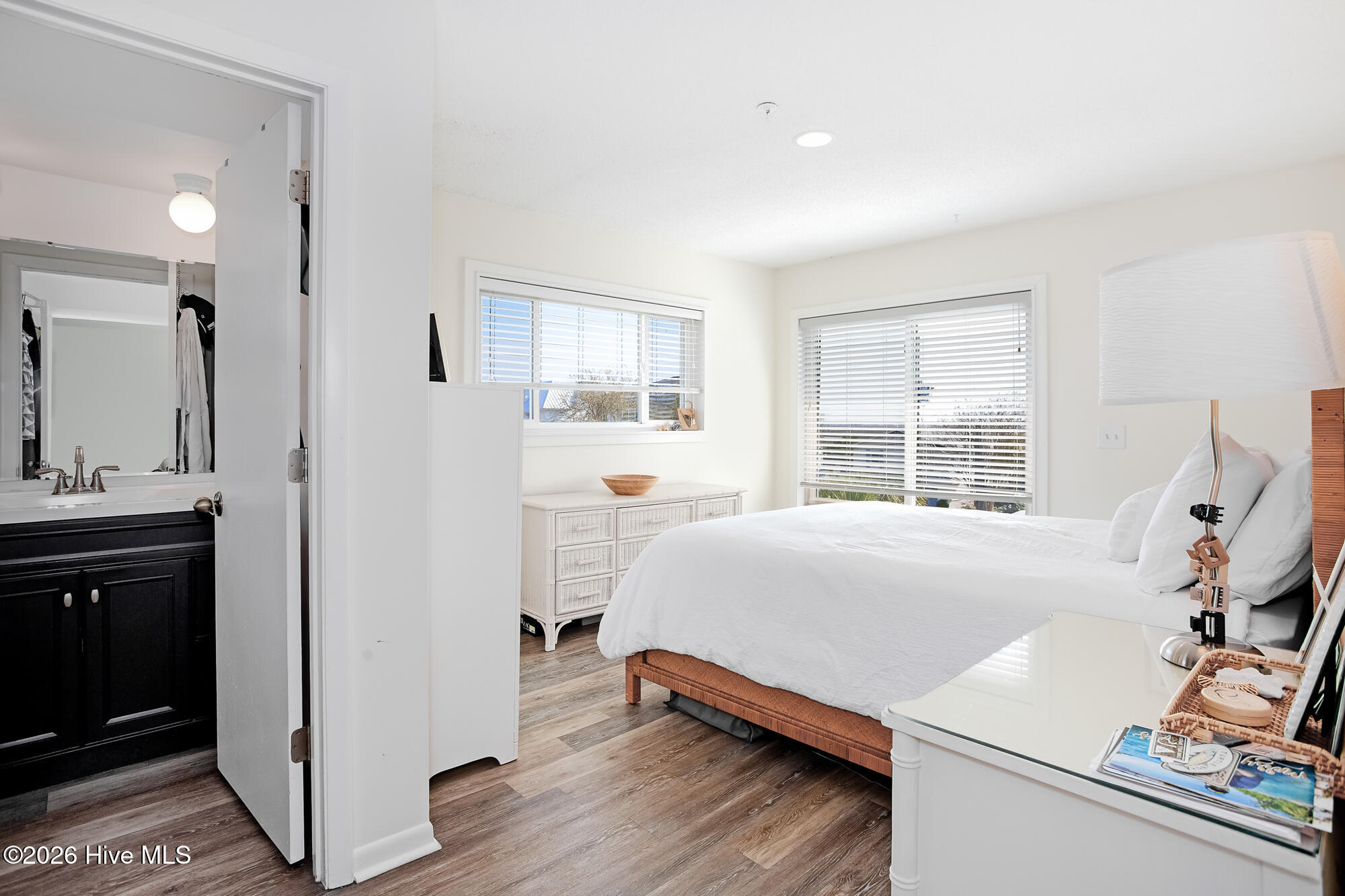 100561170 | Photo 14