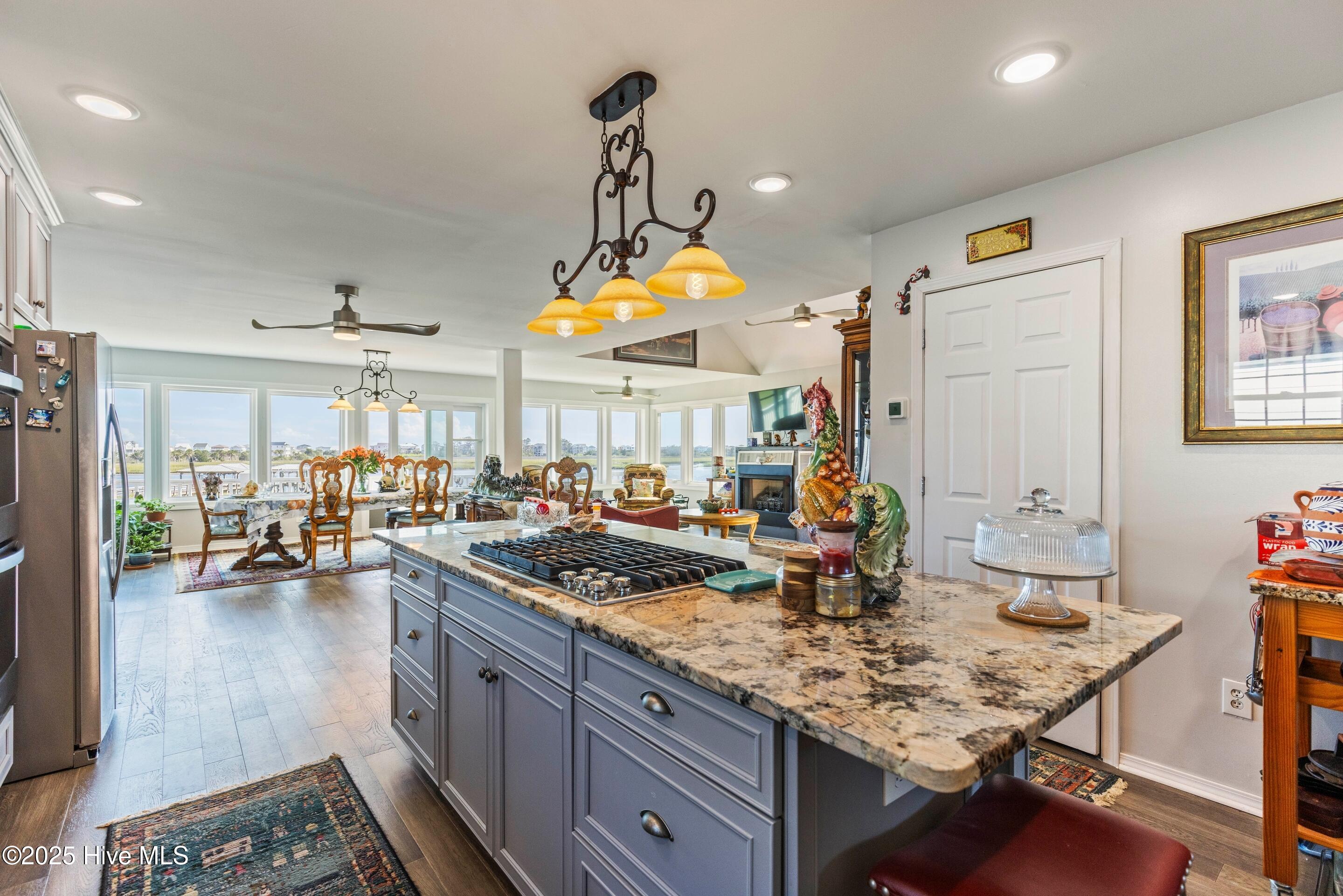 100533338 | Photo 24