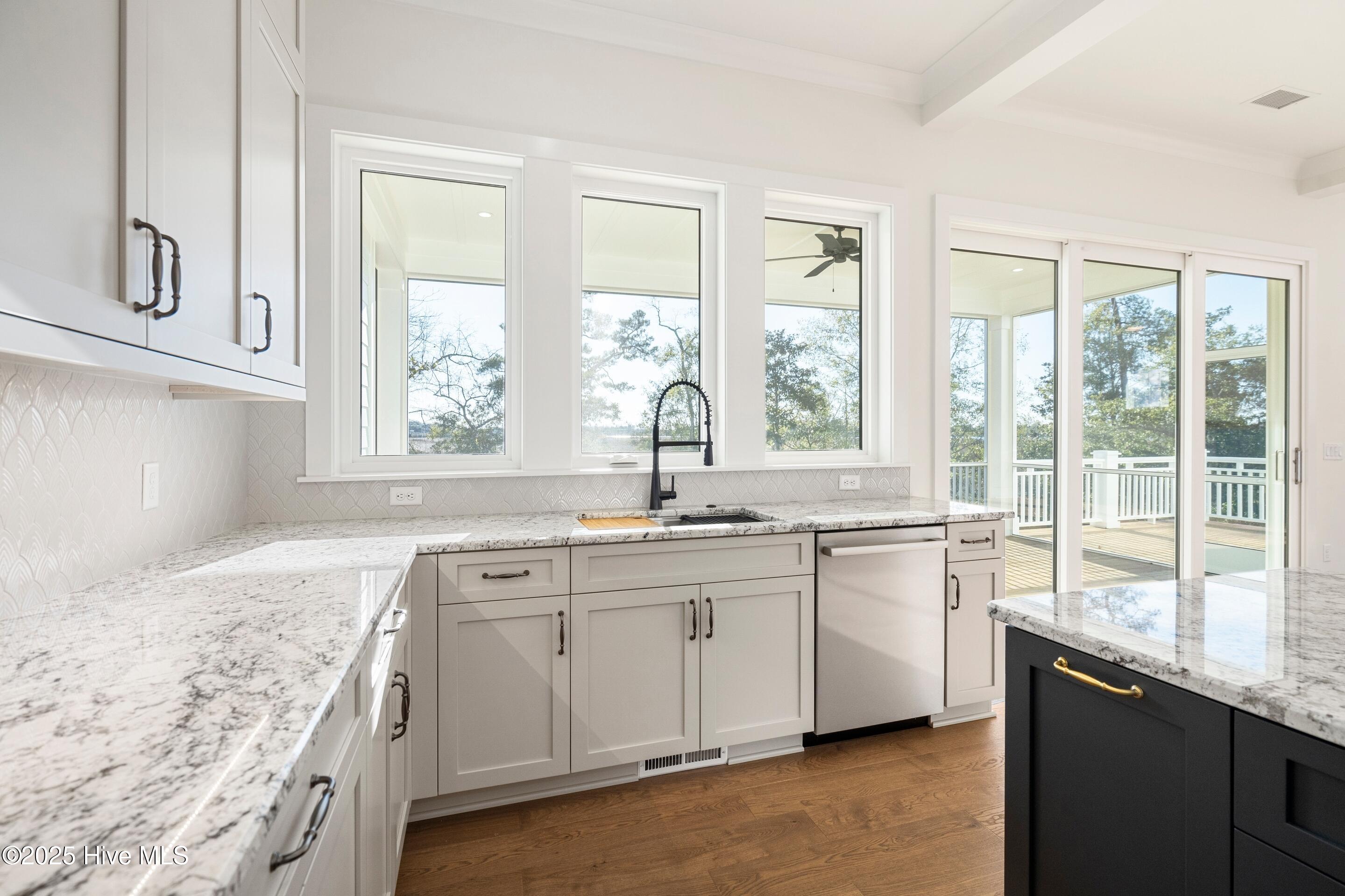 100545730 | Photo 40