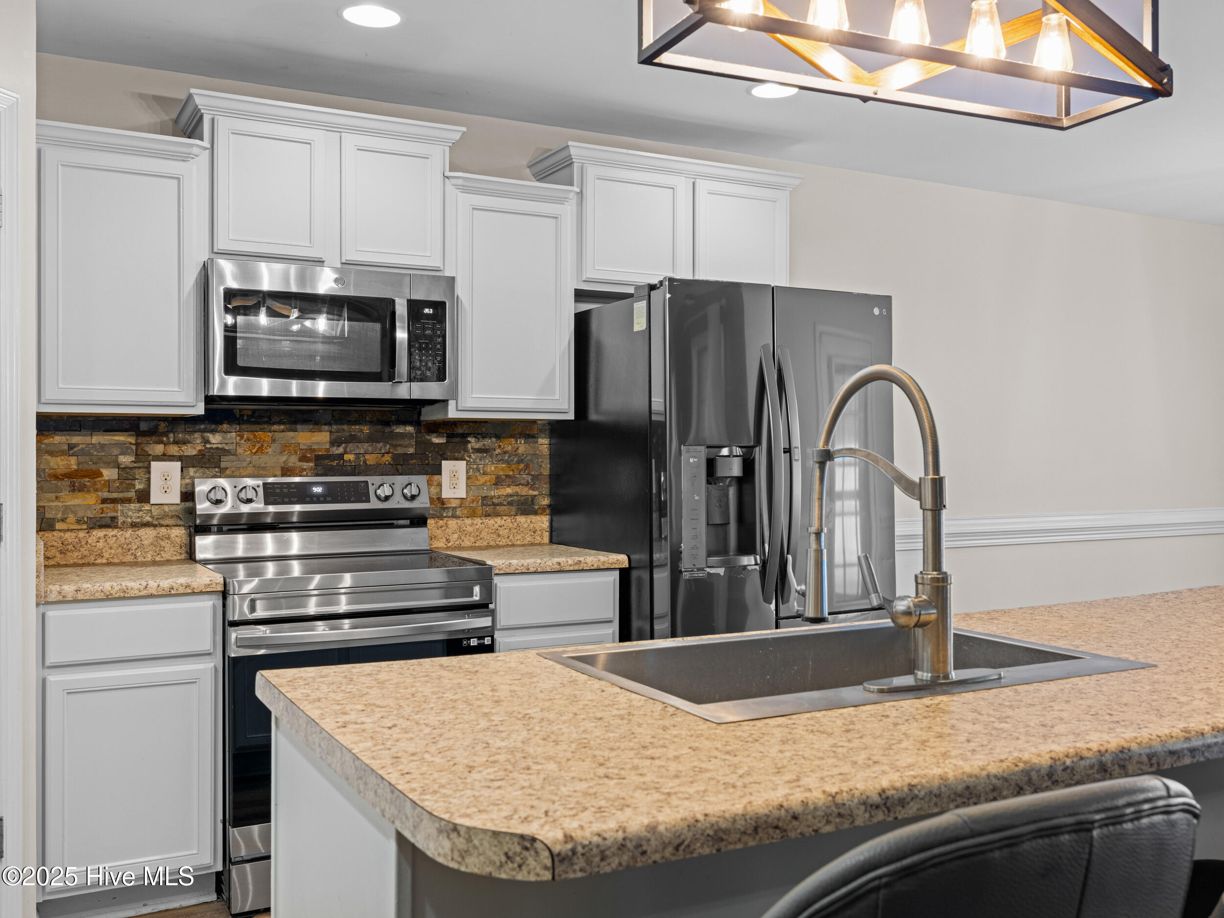 100531847 | Photo 13