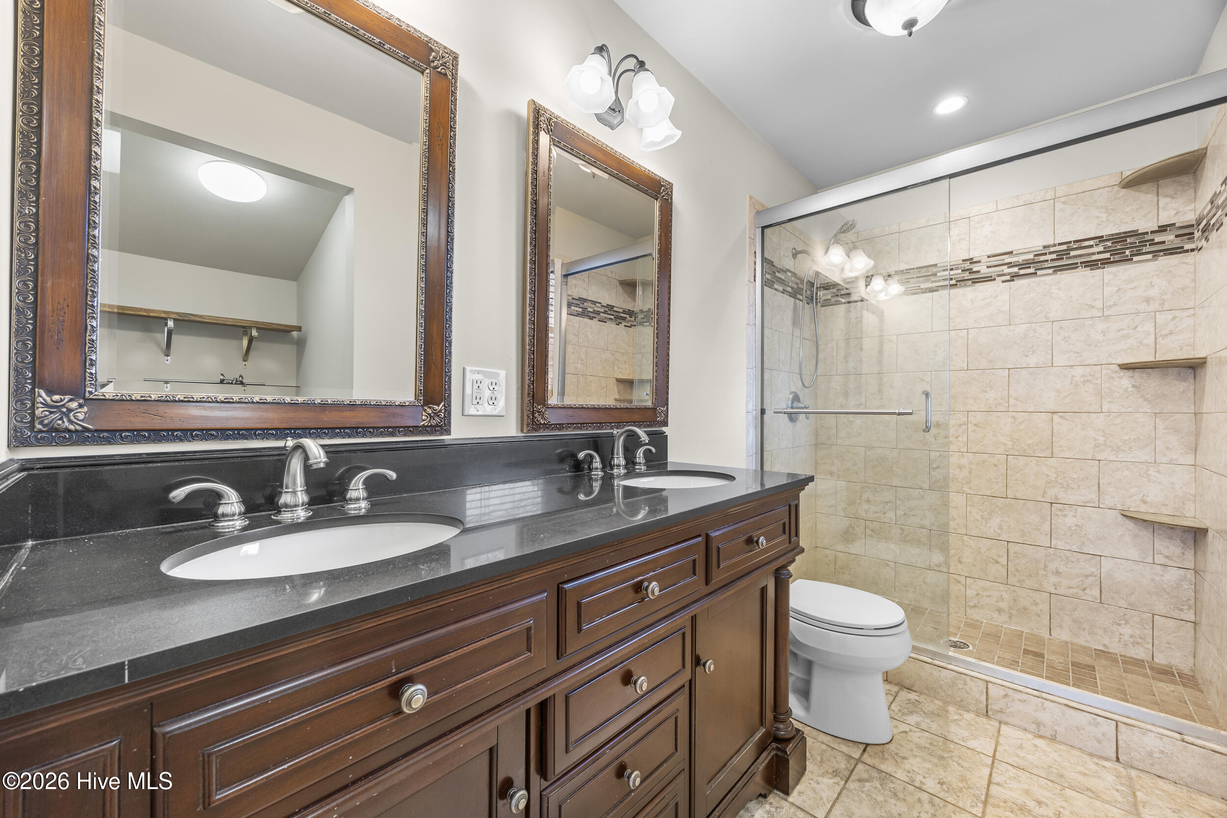 100560305 | Photo 27