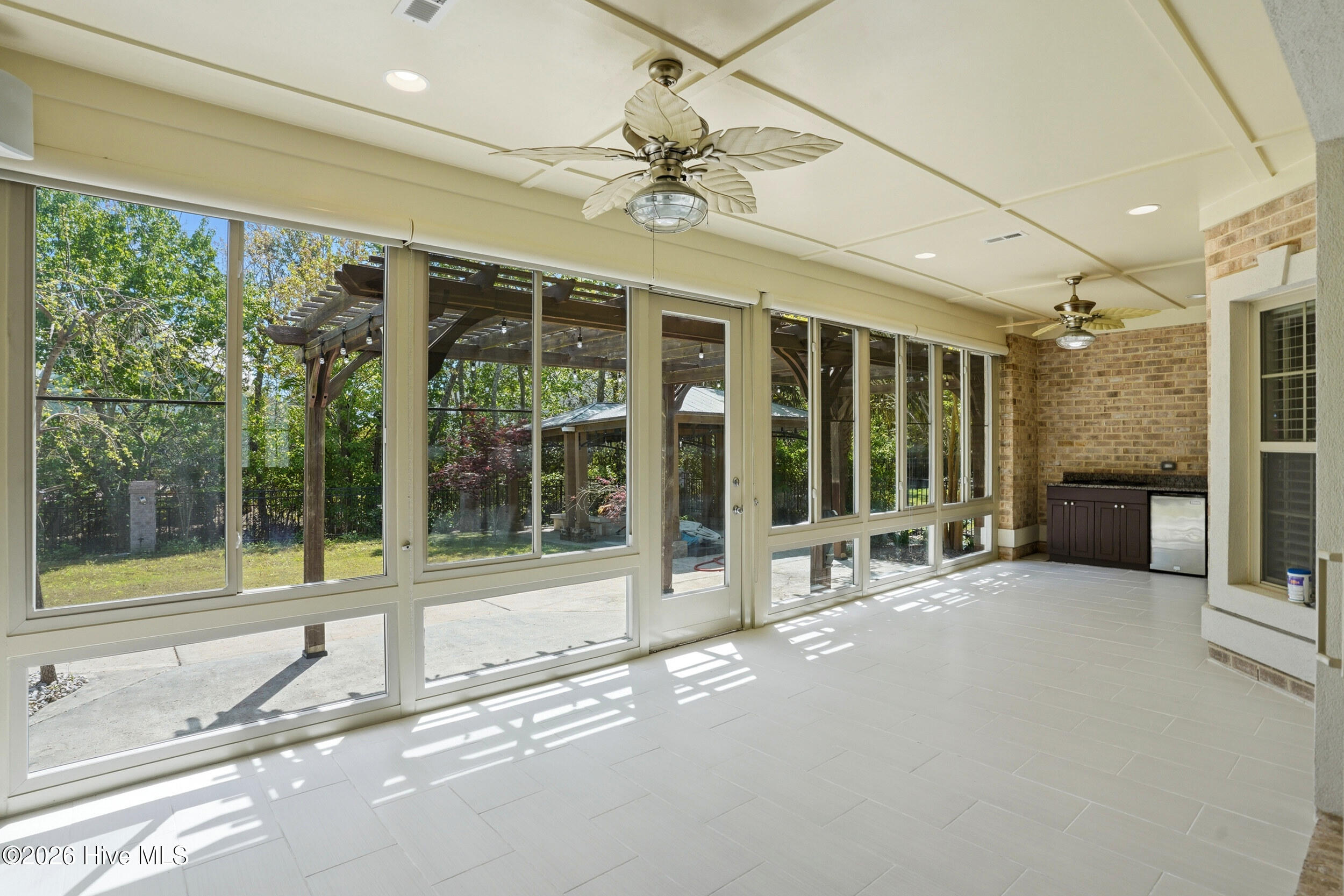 100567048 | Photo 33