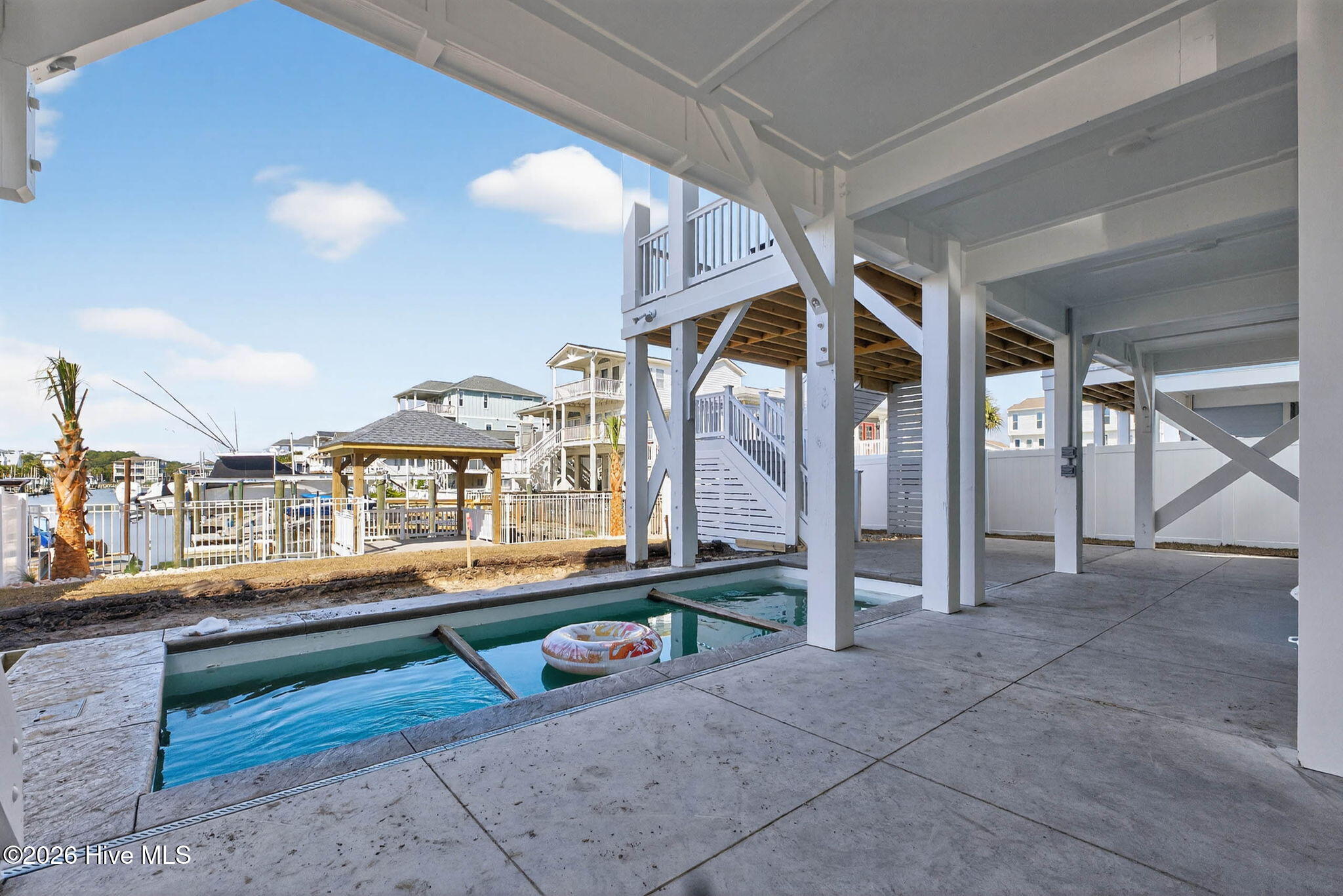 100543300 | Photo 101