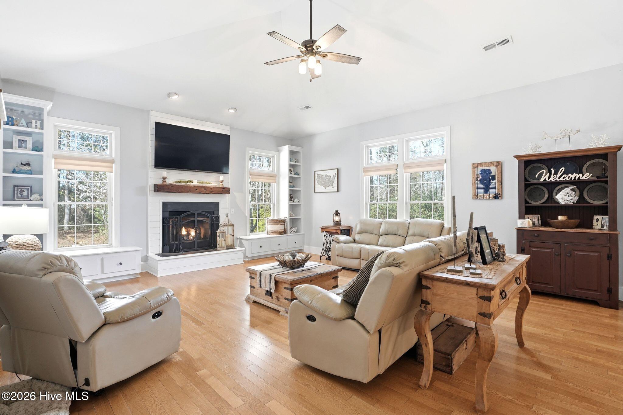 100561689 | Photo 15