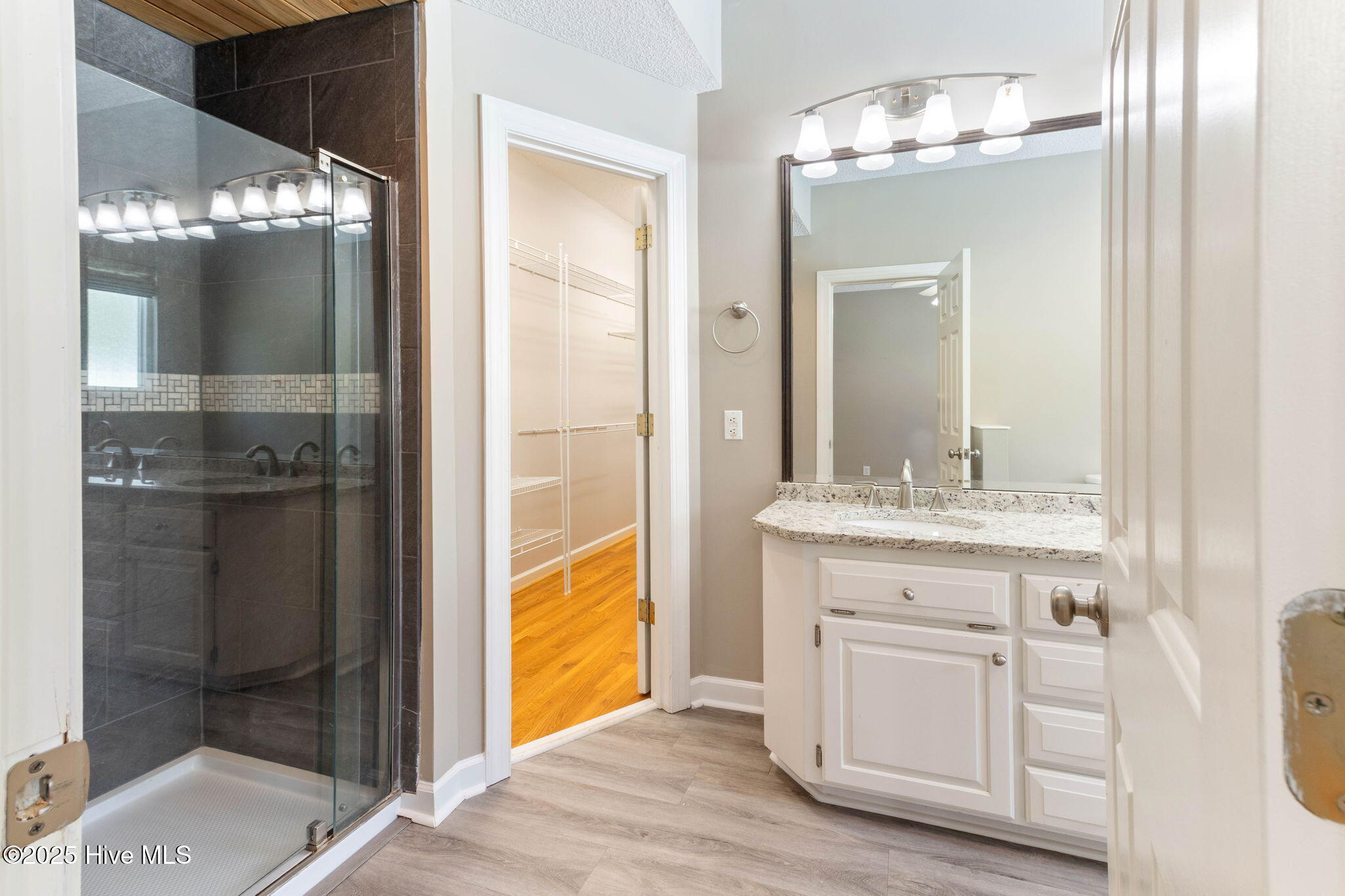 100533905 | Photo 29