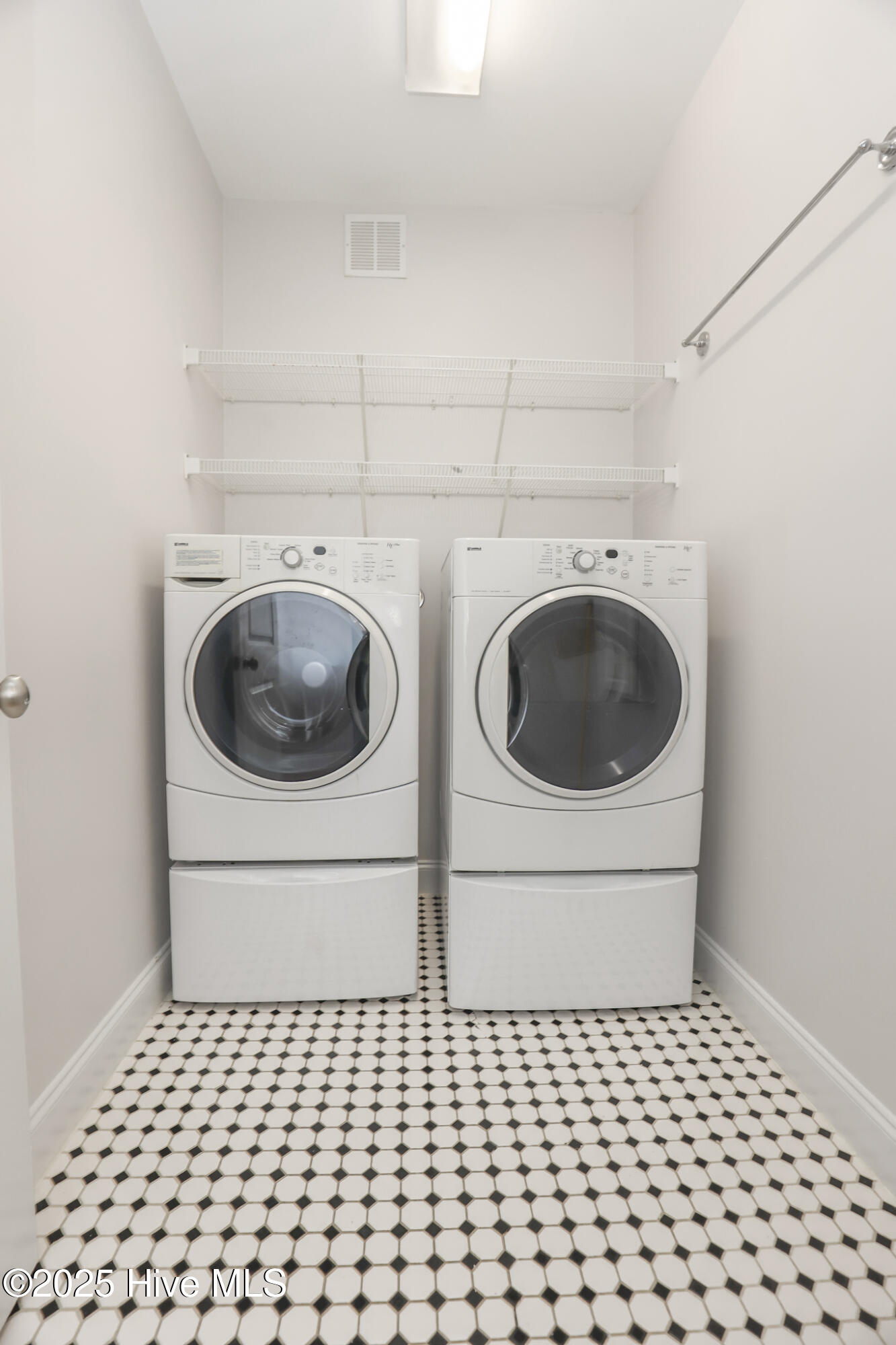 100530782 | Photo 43