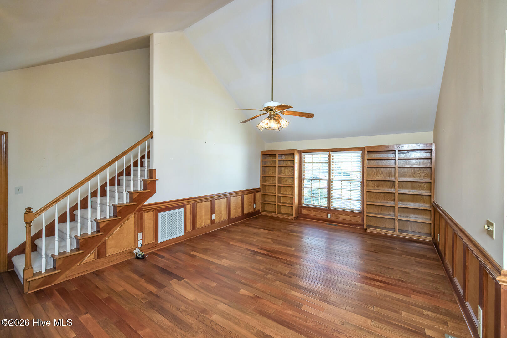 100570429 | Photo 30