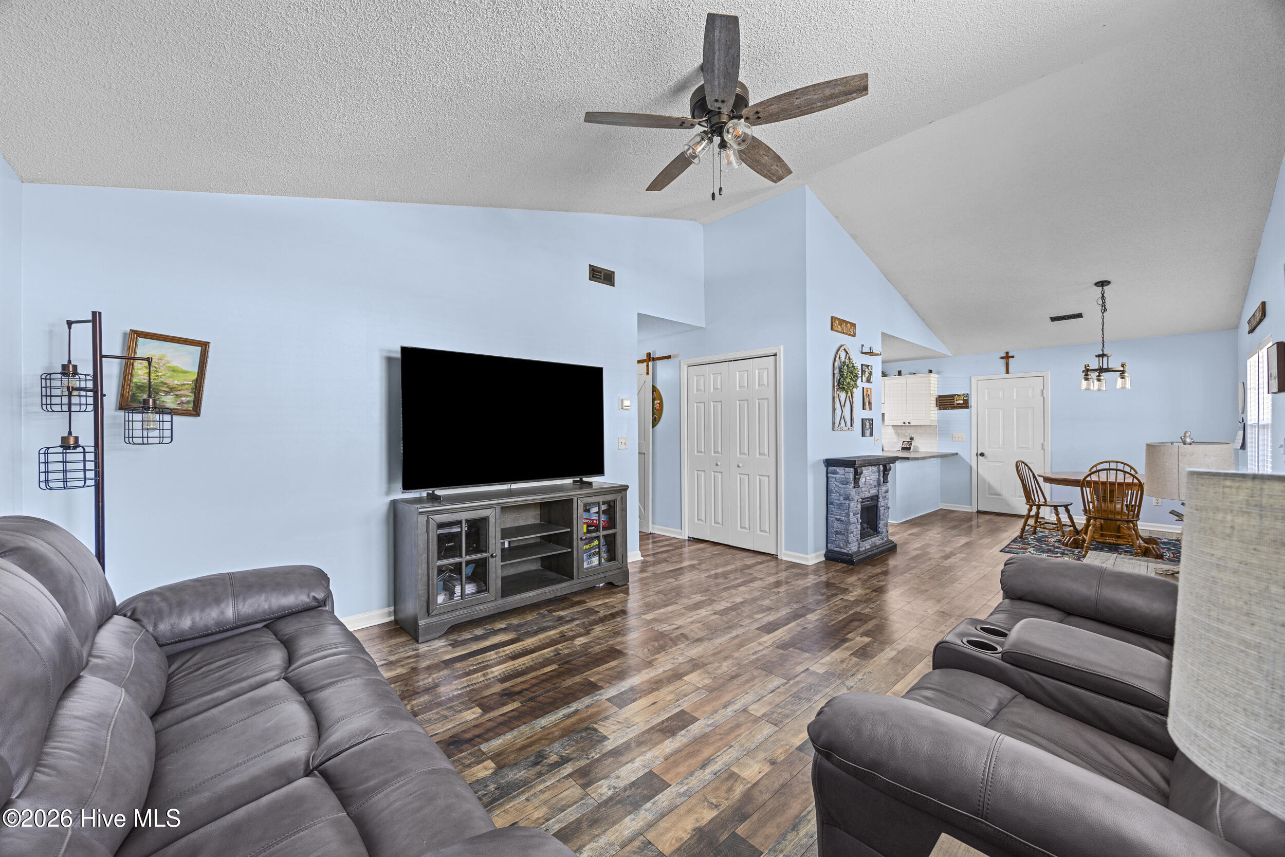 100549886 | Photo 16