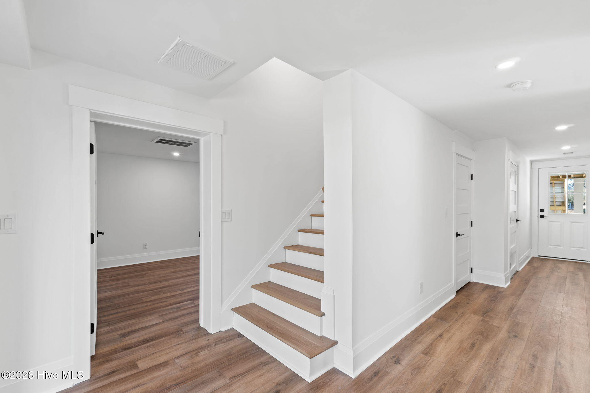 100548911 | Photo 18