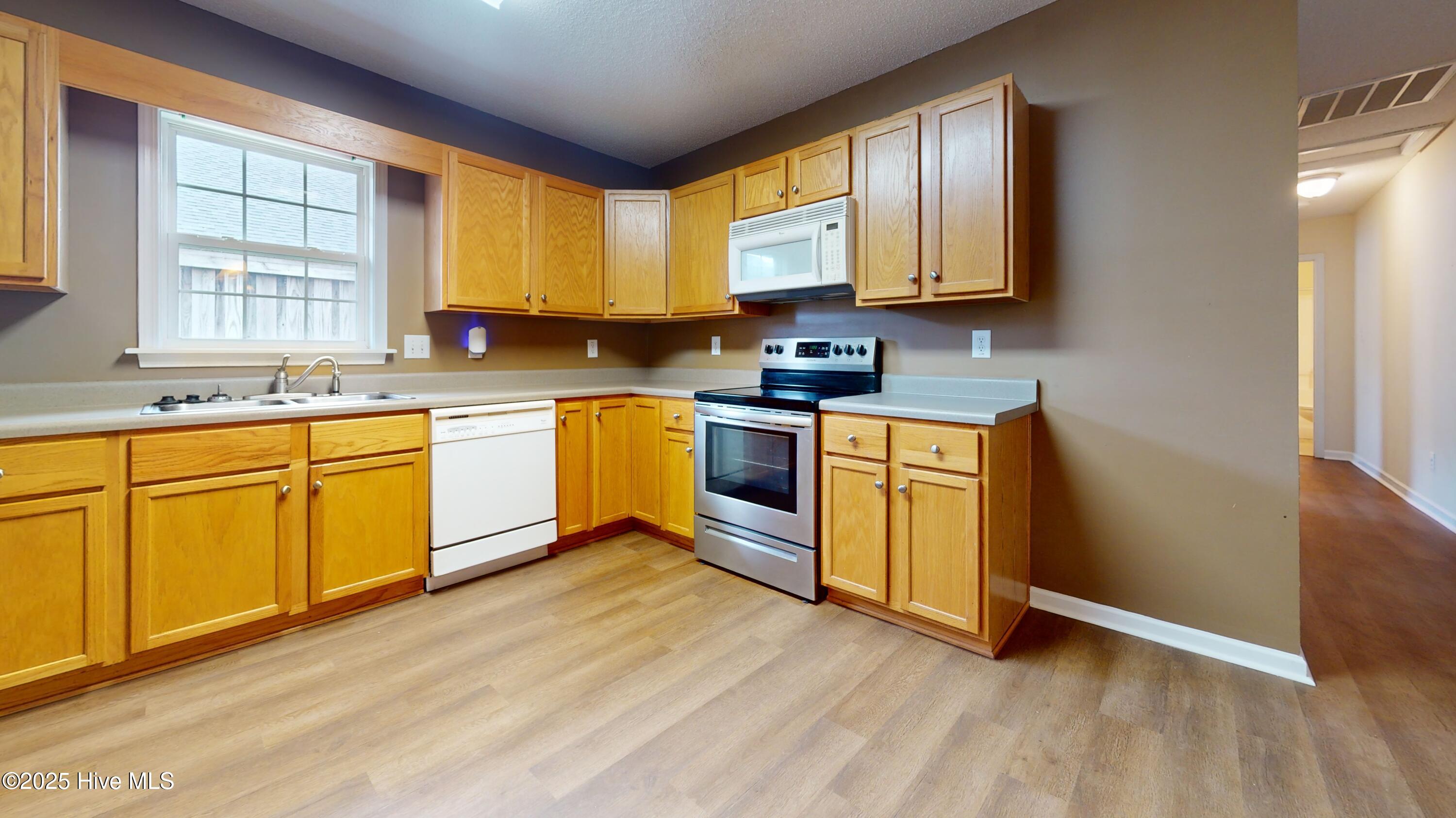 2104 Colony Plaza, Jacksonville, NC 28546 – photo 19: Kitchen (4)