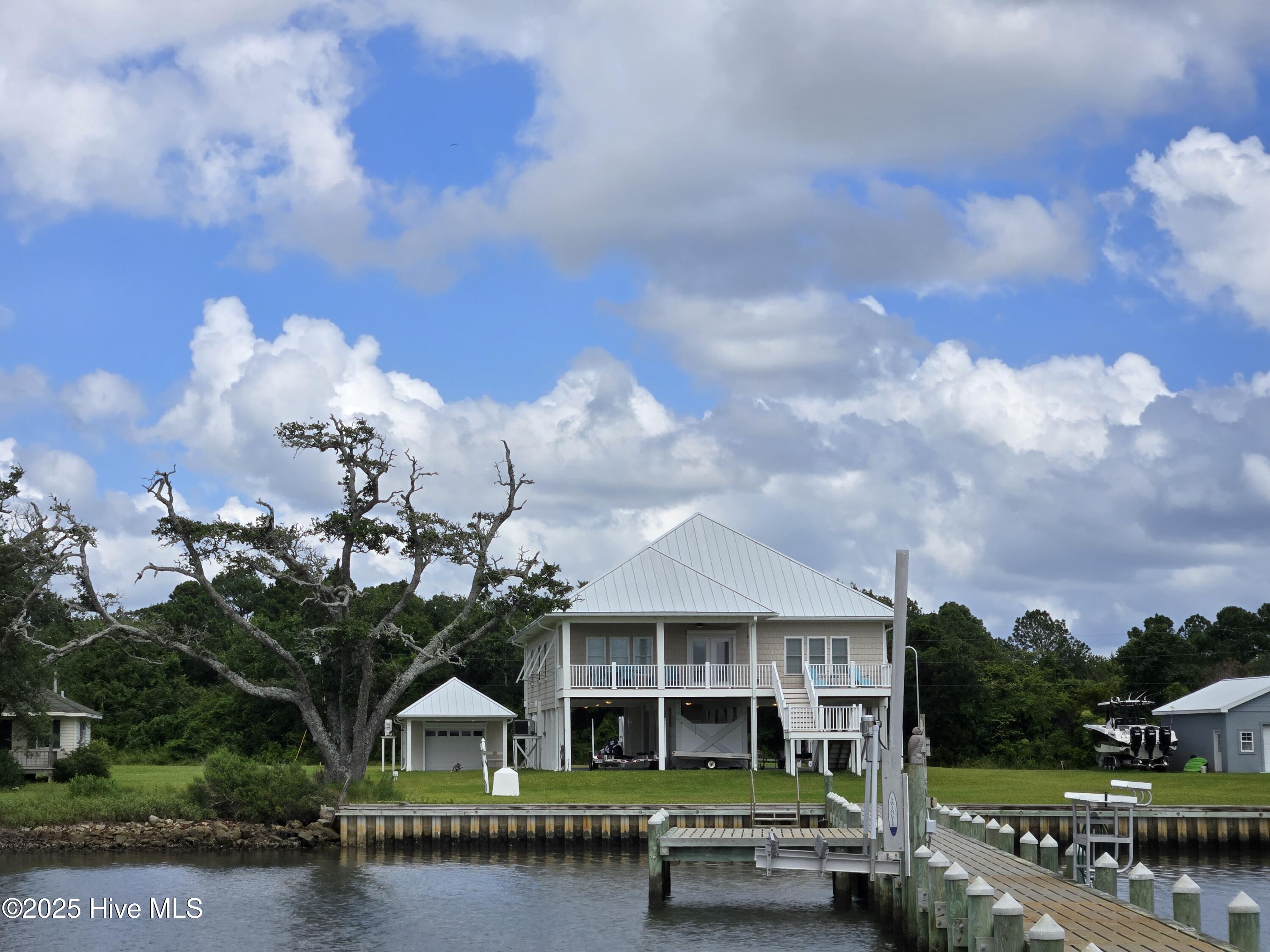 429 Live Oak Road,Newport