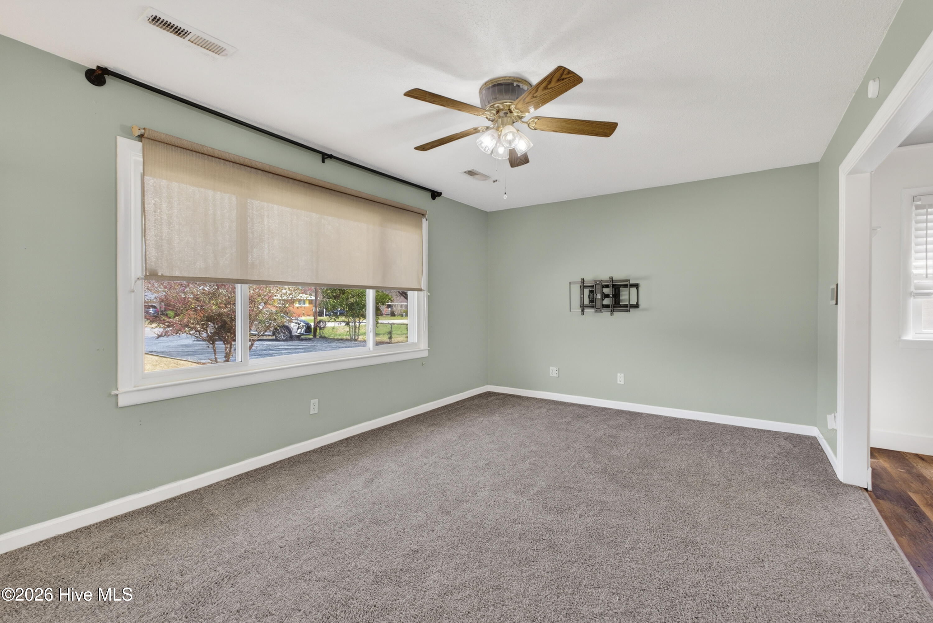 100558710 | Photo 11