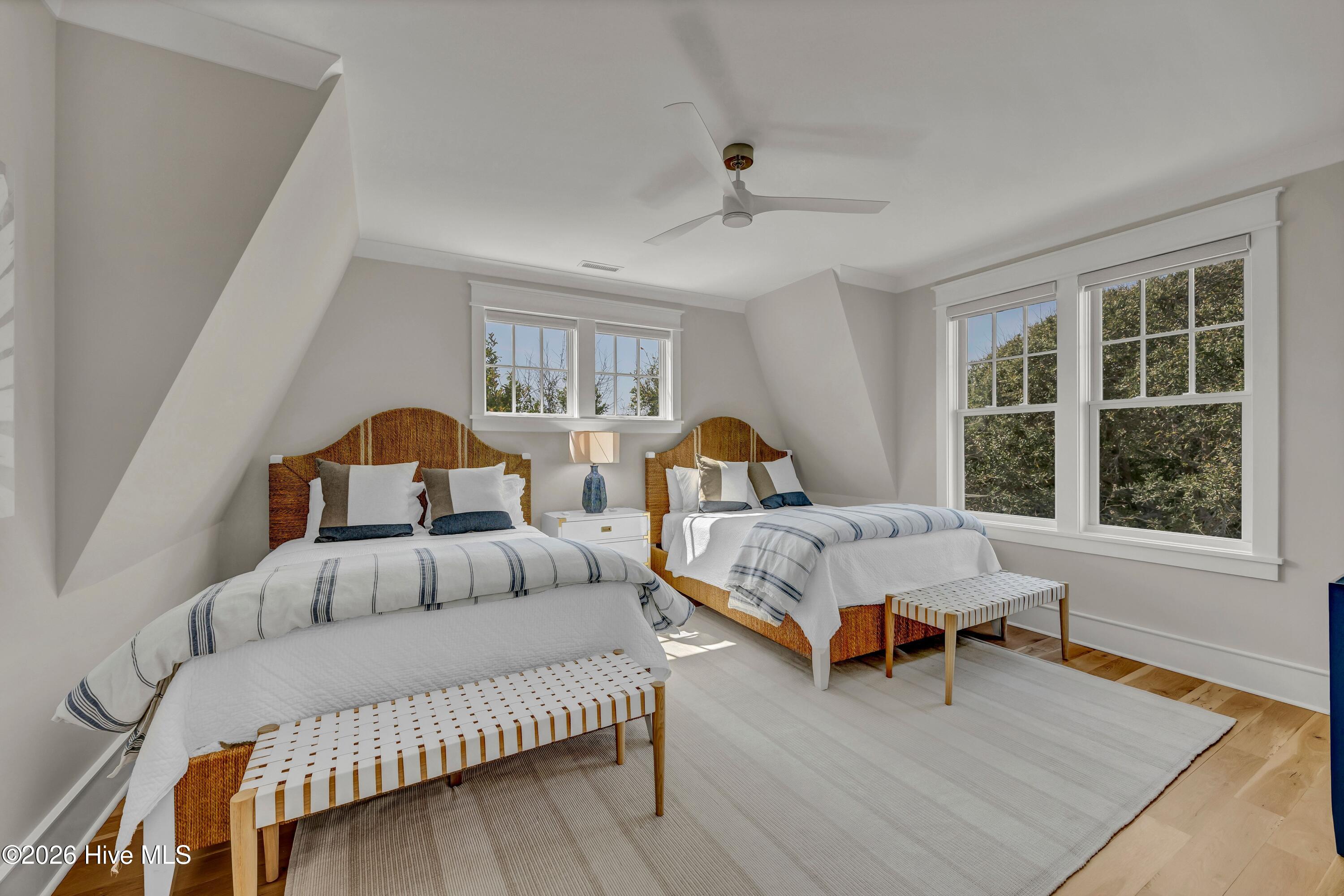 100567930 | Photo 42