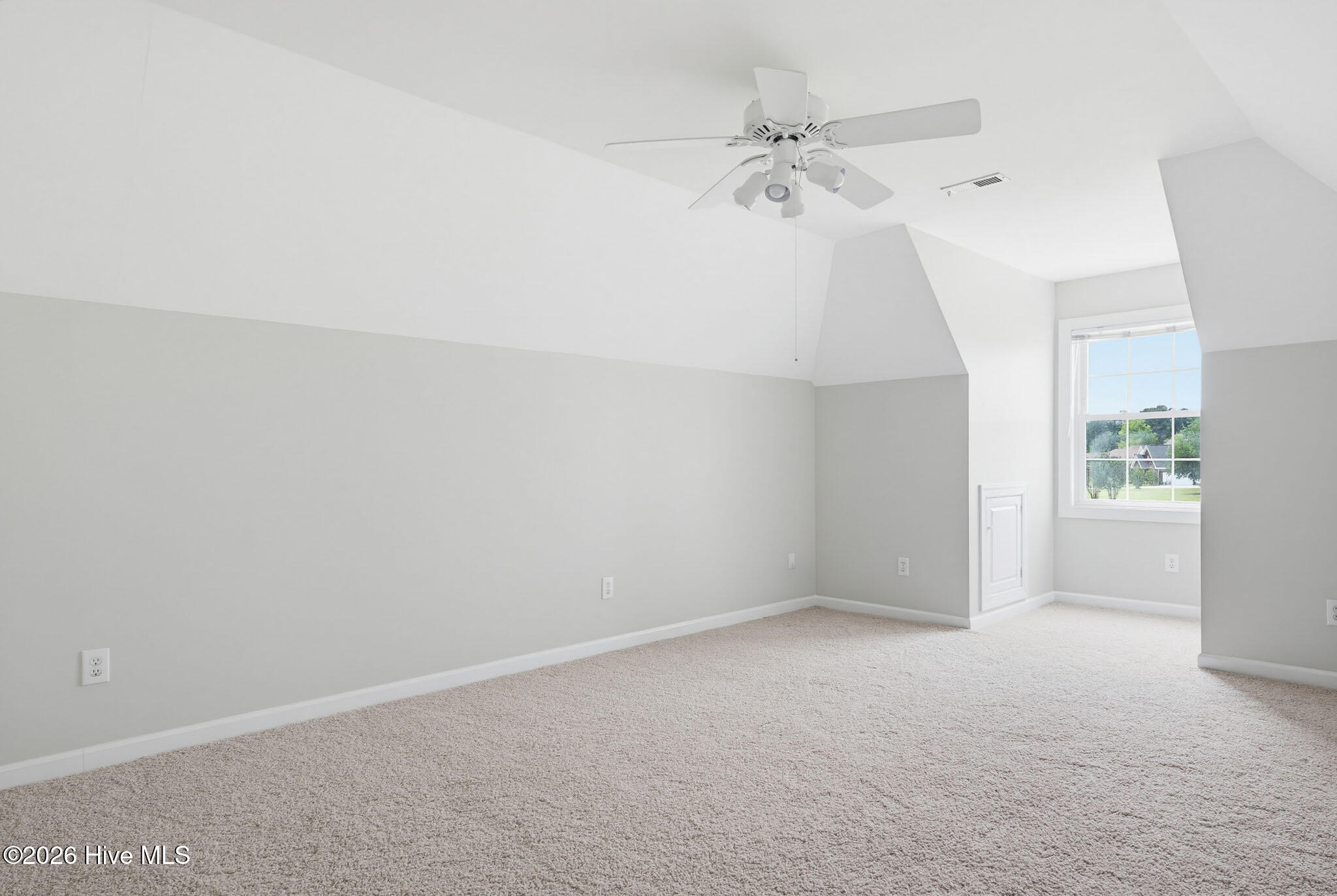 100570266 | Photo 47