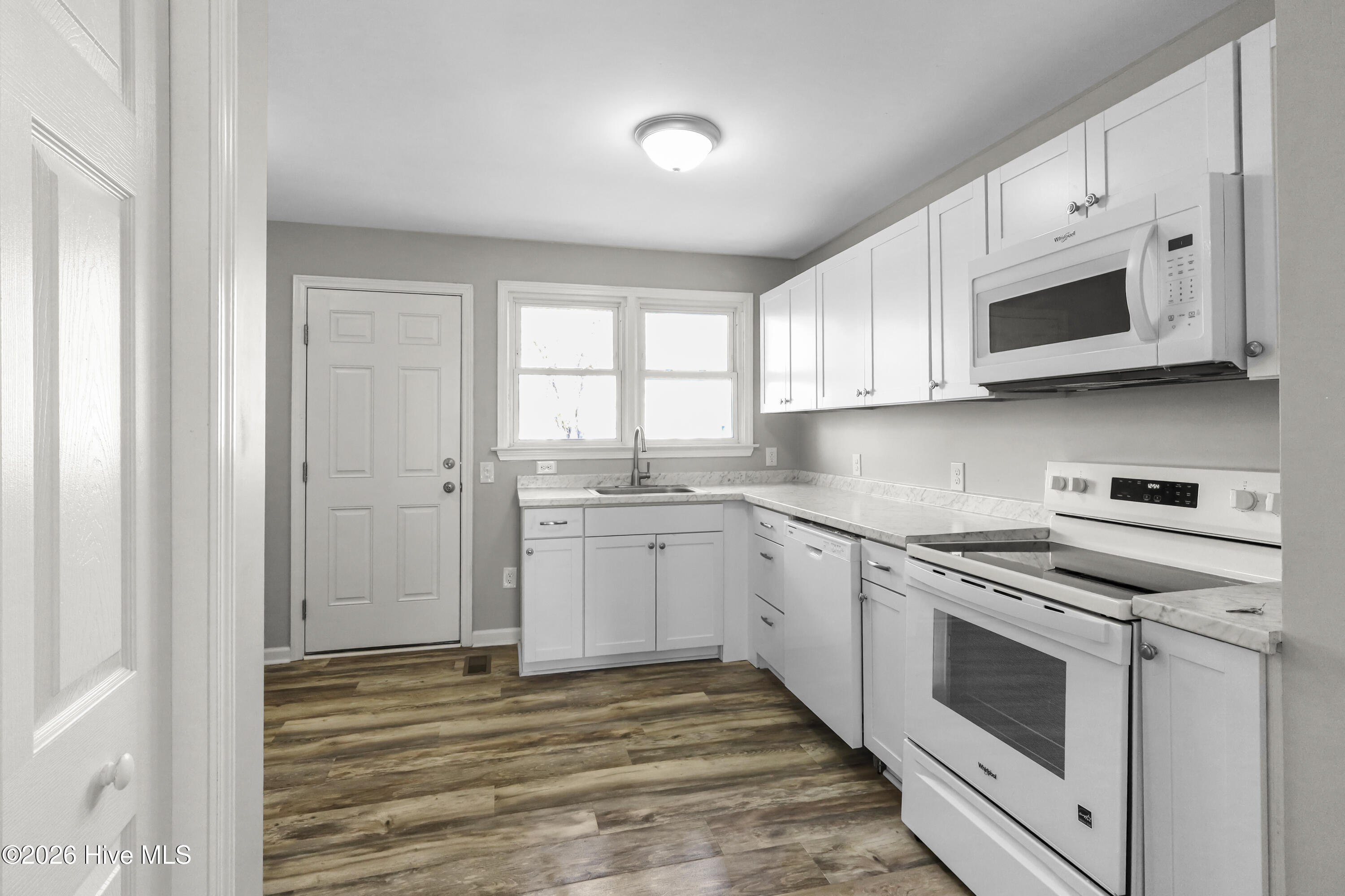 100560187 | Photo 35