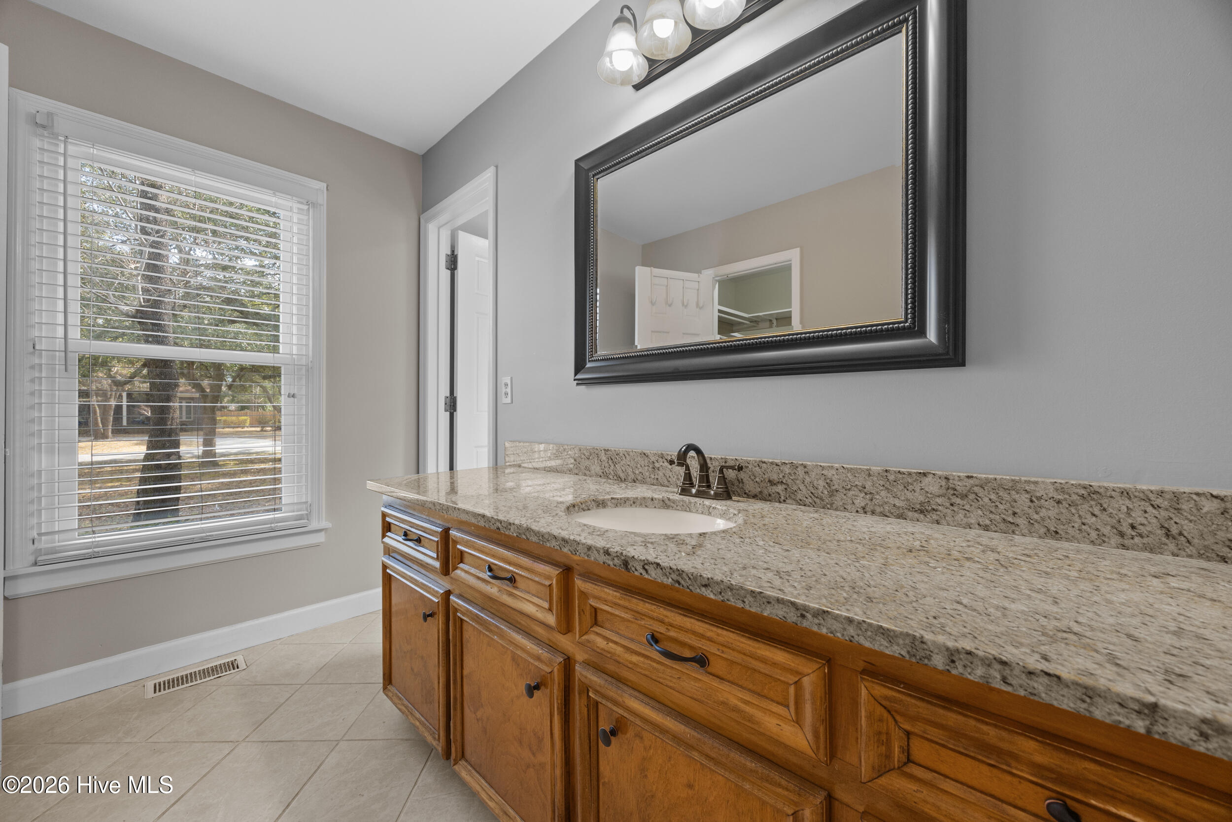 100558264 | Photo 26