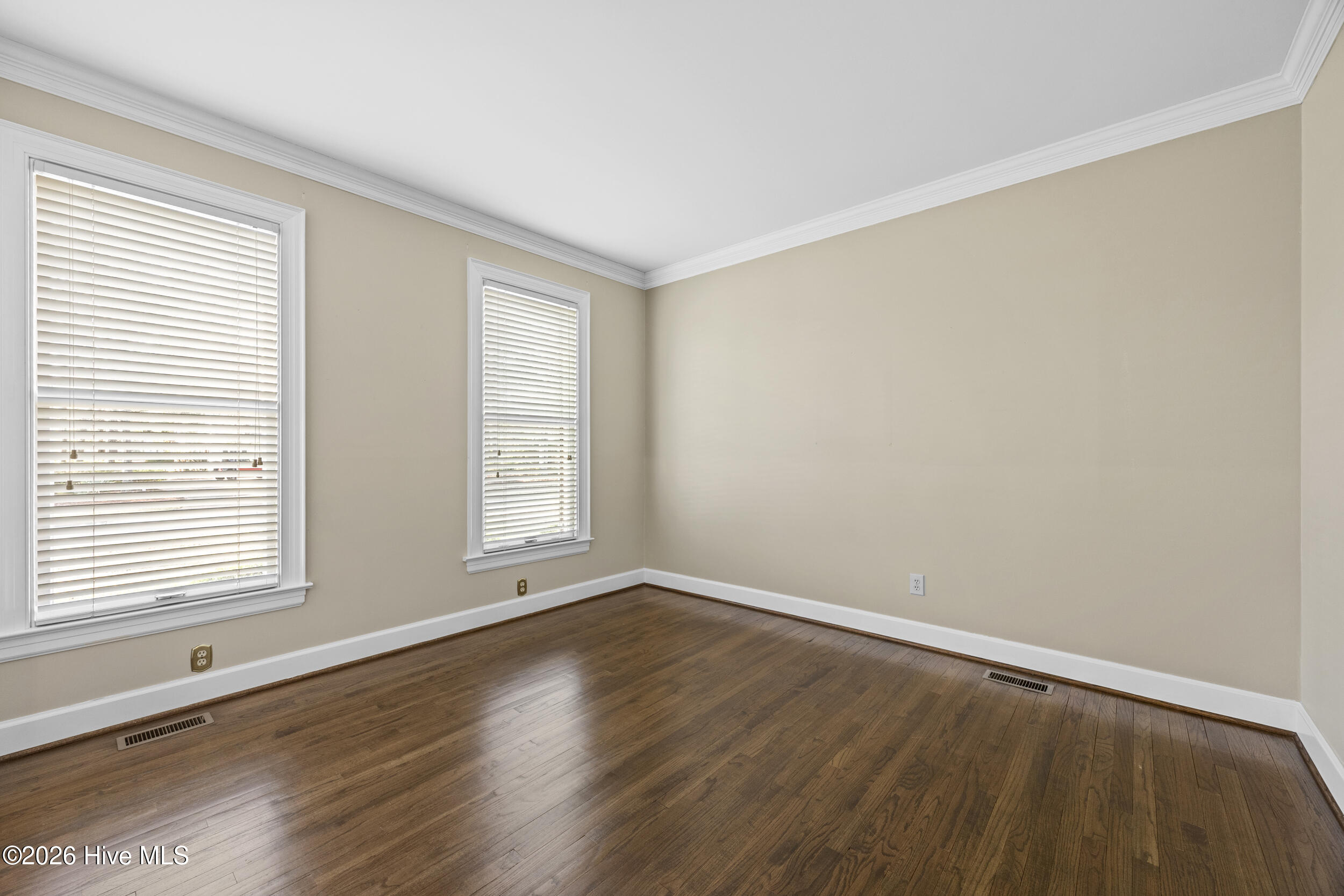 100560704 | Photo 12