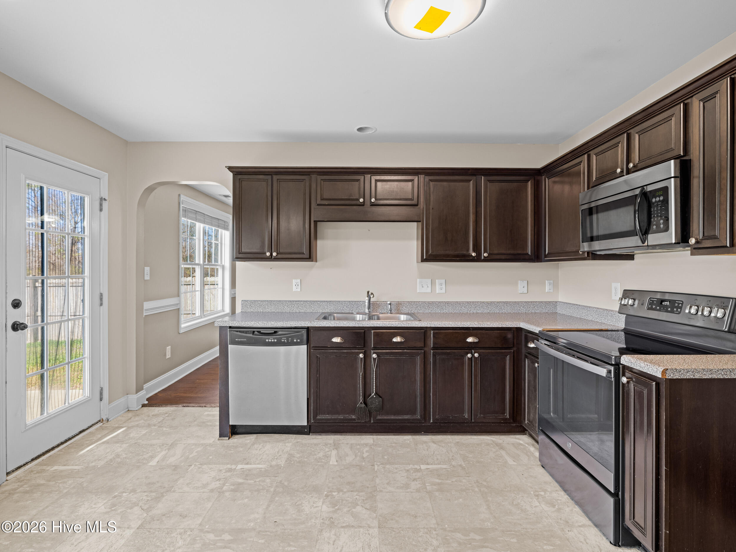 100549292 | Photo 20