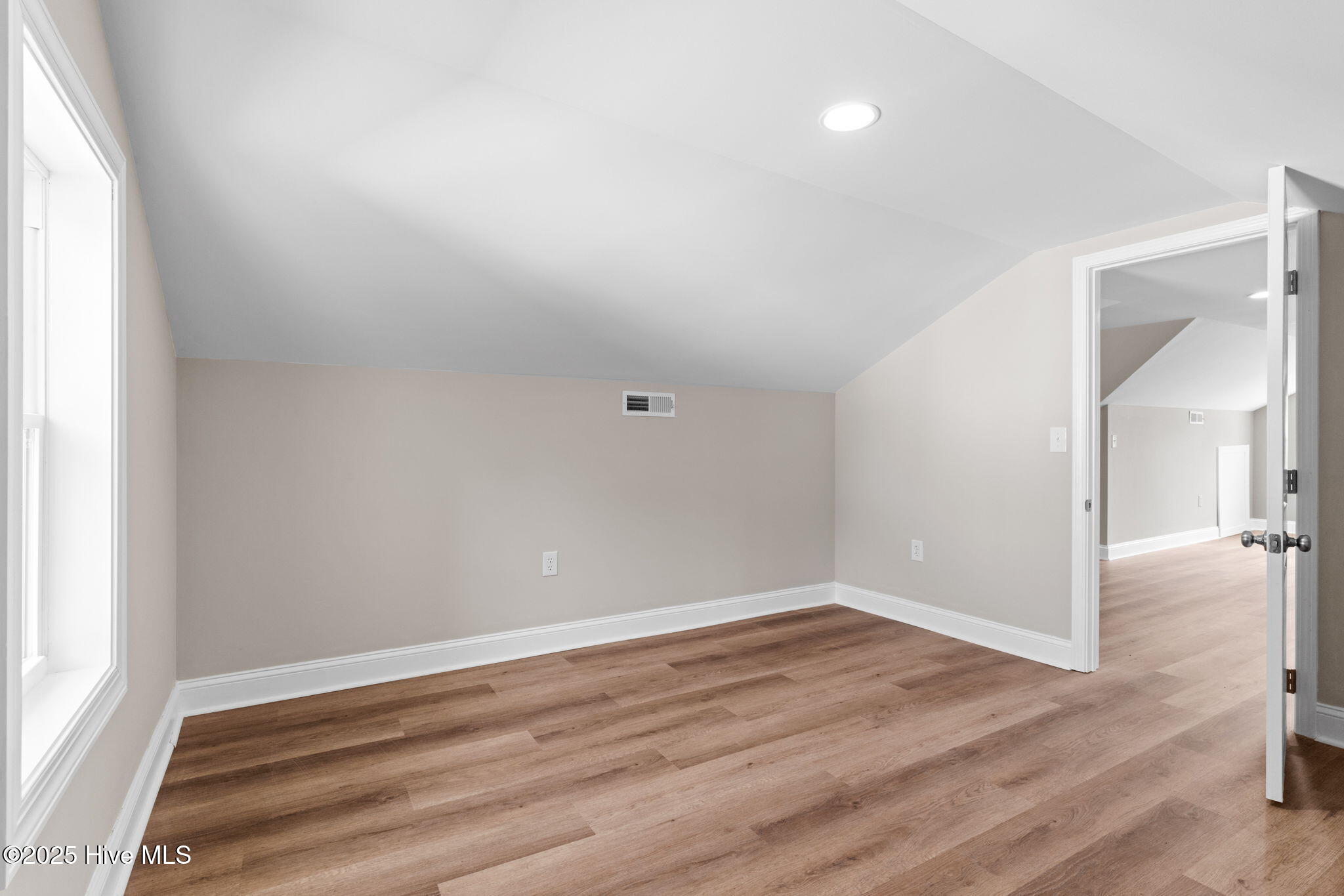 100533933 | Photo 40